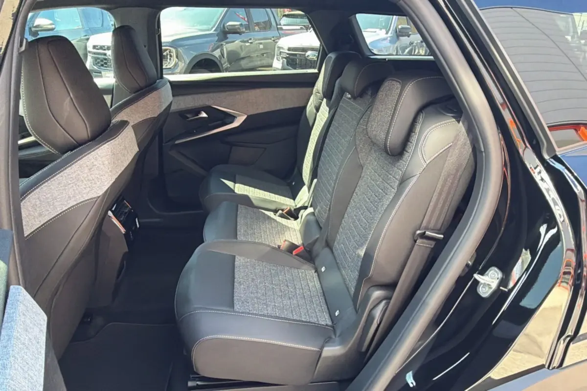 Vue côté droit de la banquette arrière en cuir tissu gris et noir du Peugeot 5008 Hybrid 145 Allure Plus noir perla nera.