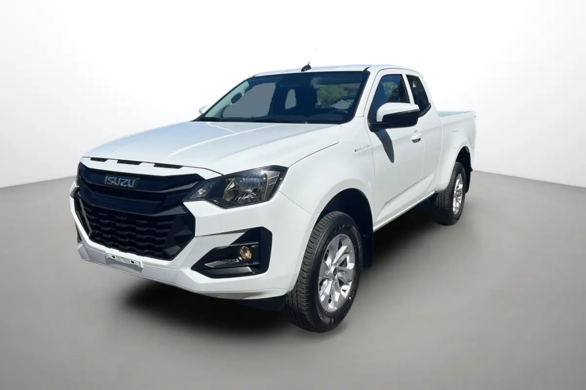 Pick-up Isuzu D-MAX blanc Splash white en 3/4 avant droit, avec calandre noire et jantes alu 18 pouces visibles.