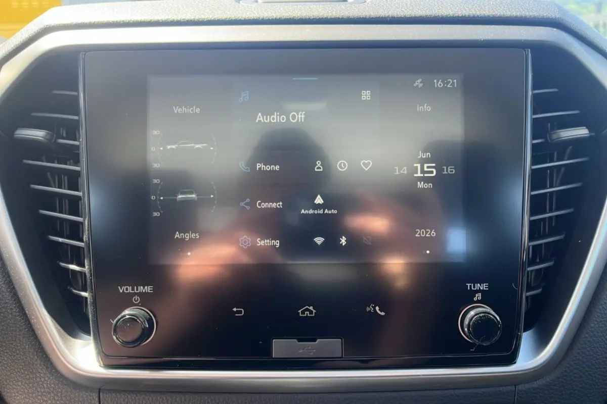 Écran tactile central du tableau de bord de l'Isuzu D-MAX 2026 en Splash white, affichant interface Android Auto.