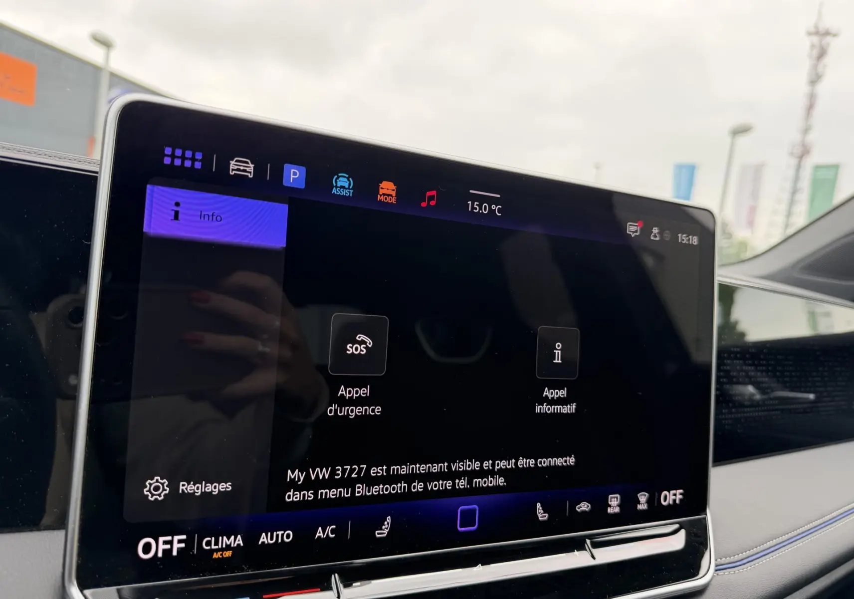 Écran tactile central du Volkswagen Tiguan 2025 avec interface digitale, vue intérieure côté passager, ambiance lumineuse grise.