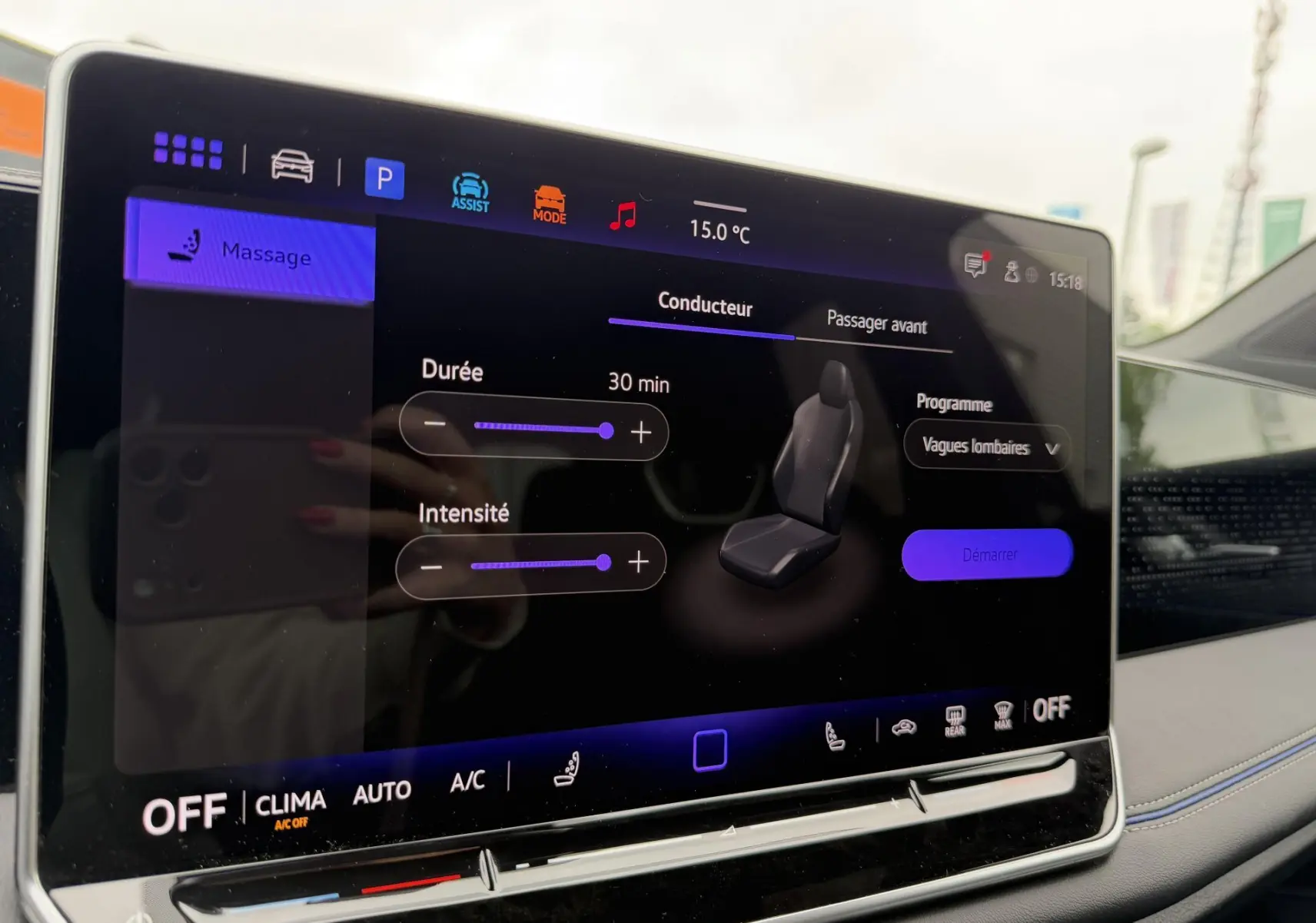 Écran tactile intérieur du Volkswagen Tiguan 2025 affichant le réglage du massage siège conducteur.