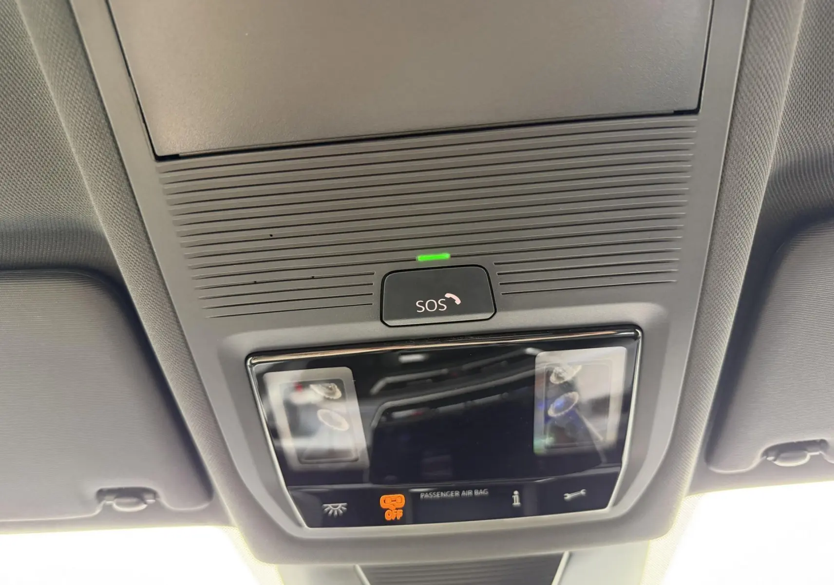 Plafonnier intérieur gris avec bouton SOS et voyants d’airbag passager sur Volkswagen Tiguan 2025.