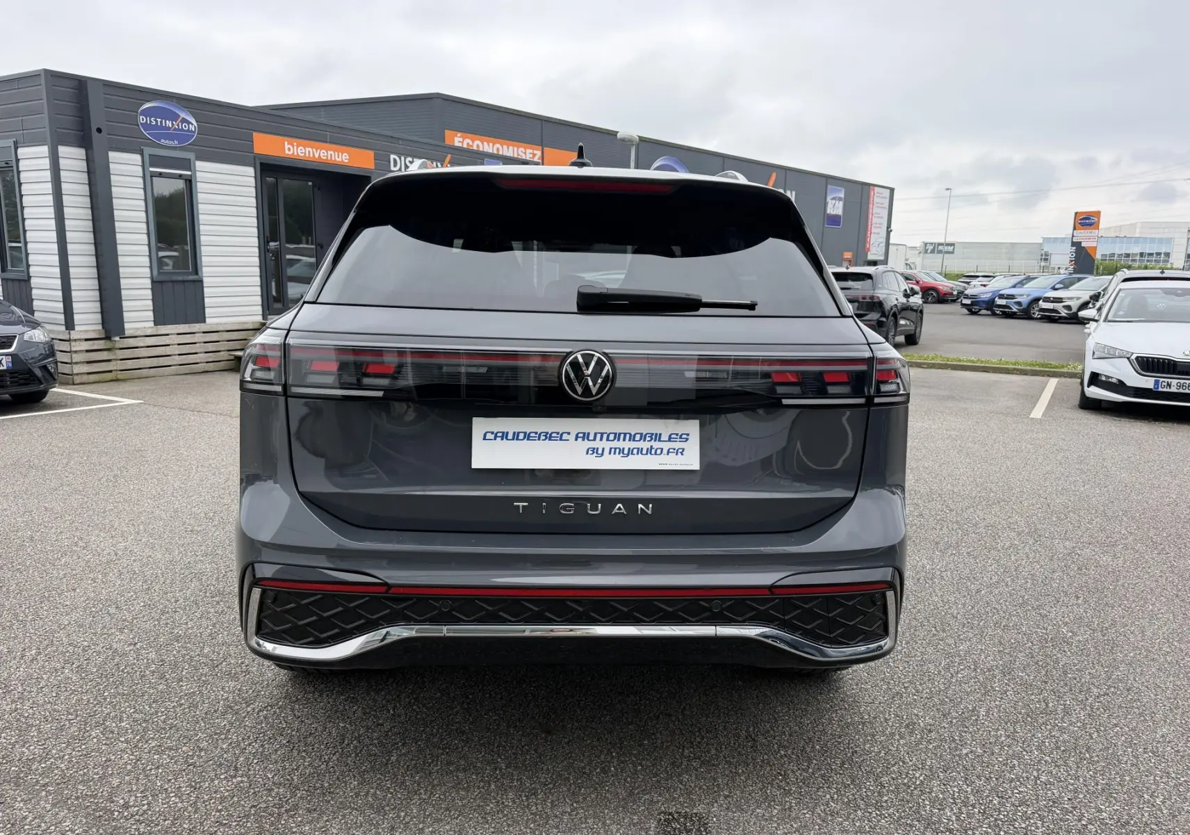 Vue arrière du Volkswagen Tiguan gris 2025 avec feux arrière LED 3D et logo VW centré sur le hayon.