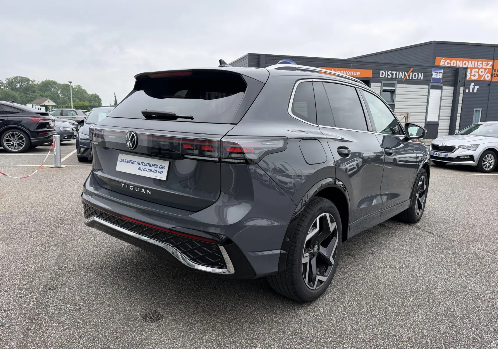 Vue 3/4 arrière droite du Volkswagen Tiguan gris avec jantes alliage 19 pouces et feux arrière LED 3D.