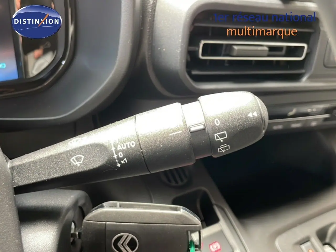 Gros plan sur la commande d'essuie-glace à gauche du volant dans l'habitacle gris noir du Citroën Berlingo 2026.