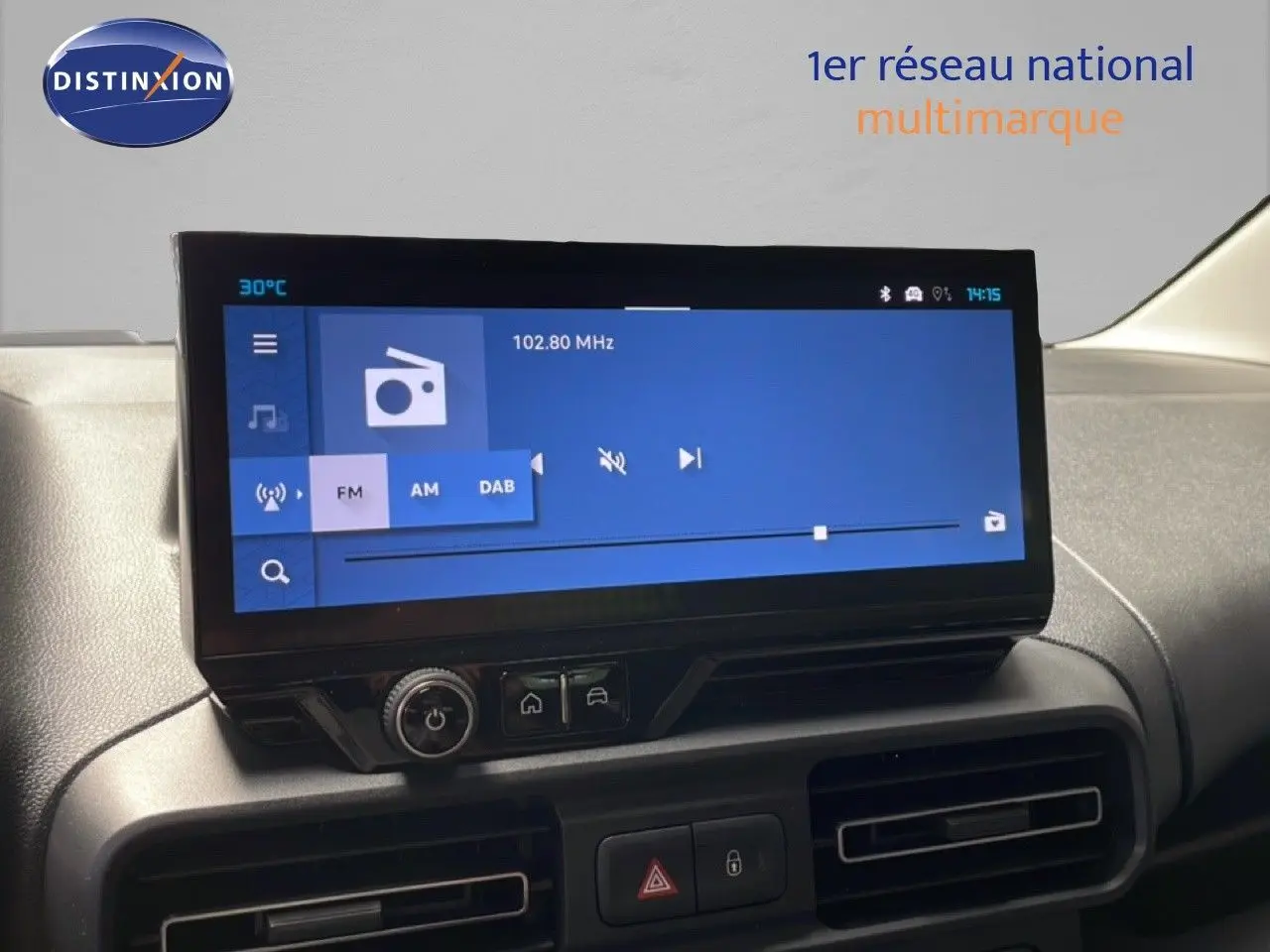 Vue intérieure centrée sur l'écran tactile multimédia du Citroën Berlingo 2026, tableau de bord gris.