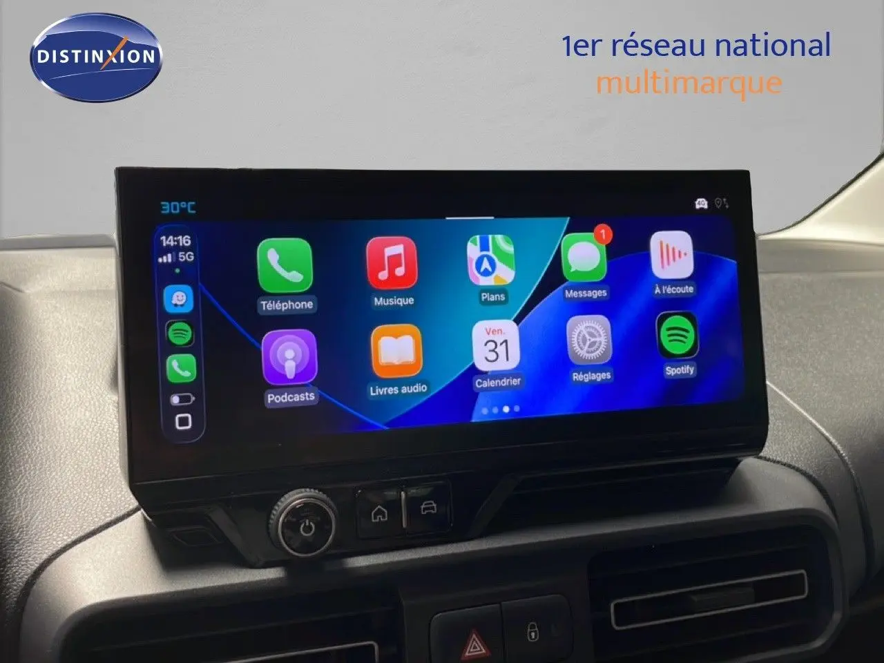 Écran tactile central affichant des applications connectées dans l'habitacle d'un Citroën Berlingo 2026 gris Artense.