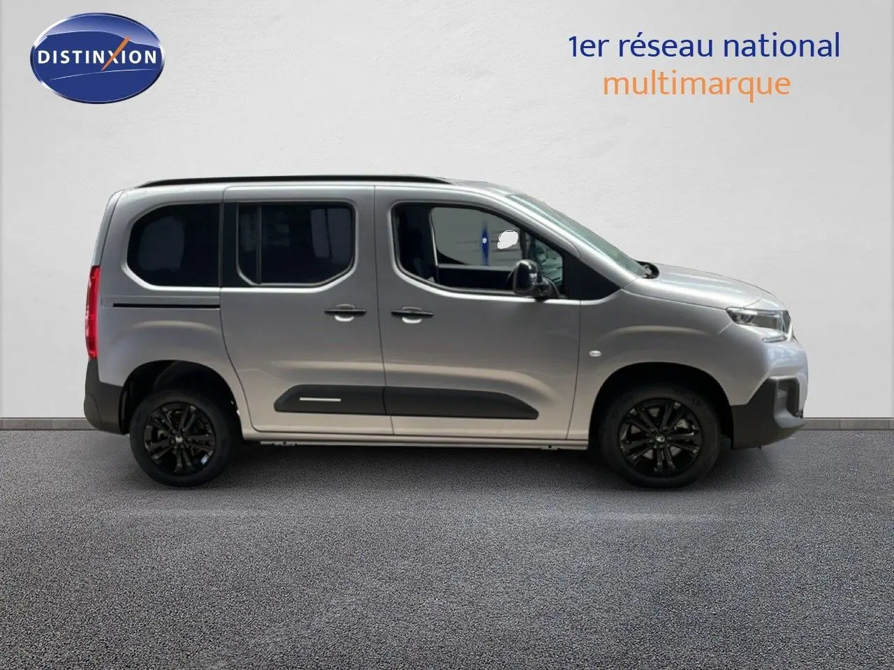 Profil droit d’un Citroën Berlingo gris Artense métal 2026 avec jantes noires et protections latérales noires.