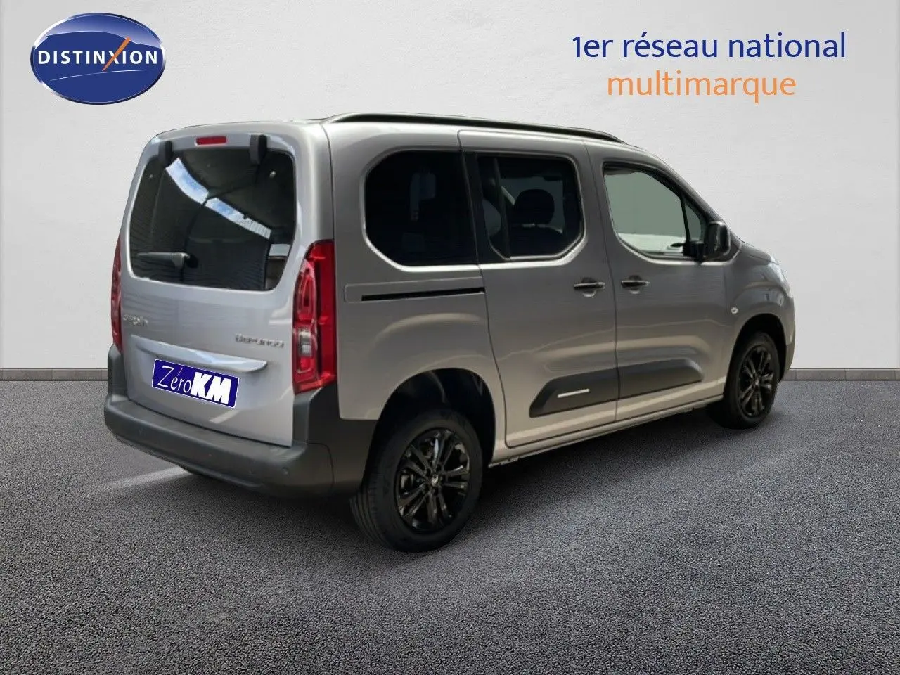 Vue 3/4 arrière droite du Citroën Berlingo gris Artense métal avec vitres teintées et jantes noires.