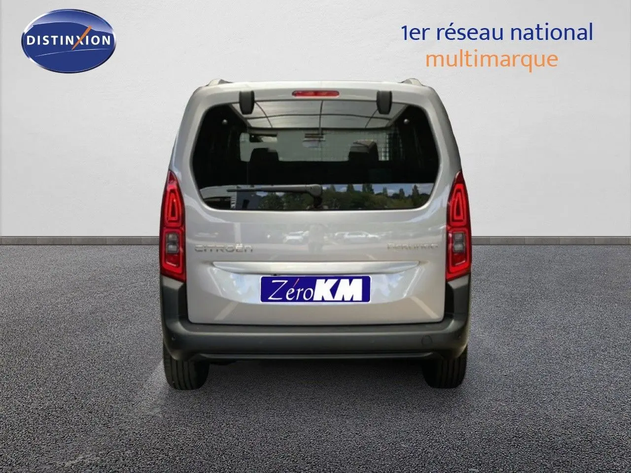Vue arrière d'un Citroën Berlingo gris Artense métal 2026 avec feux LED et vitre arrière teintée.