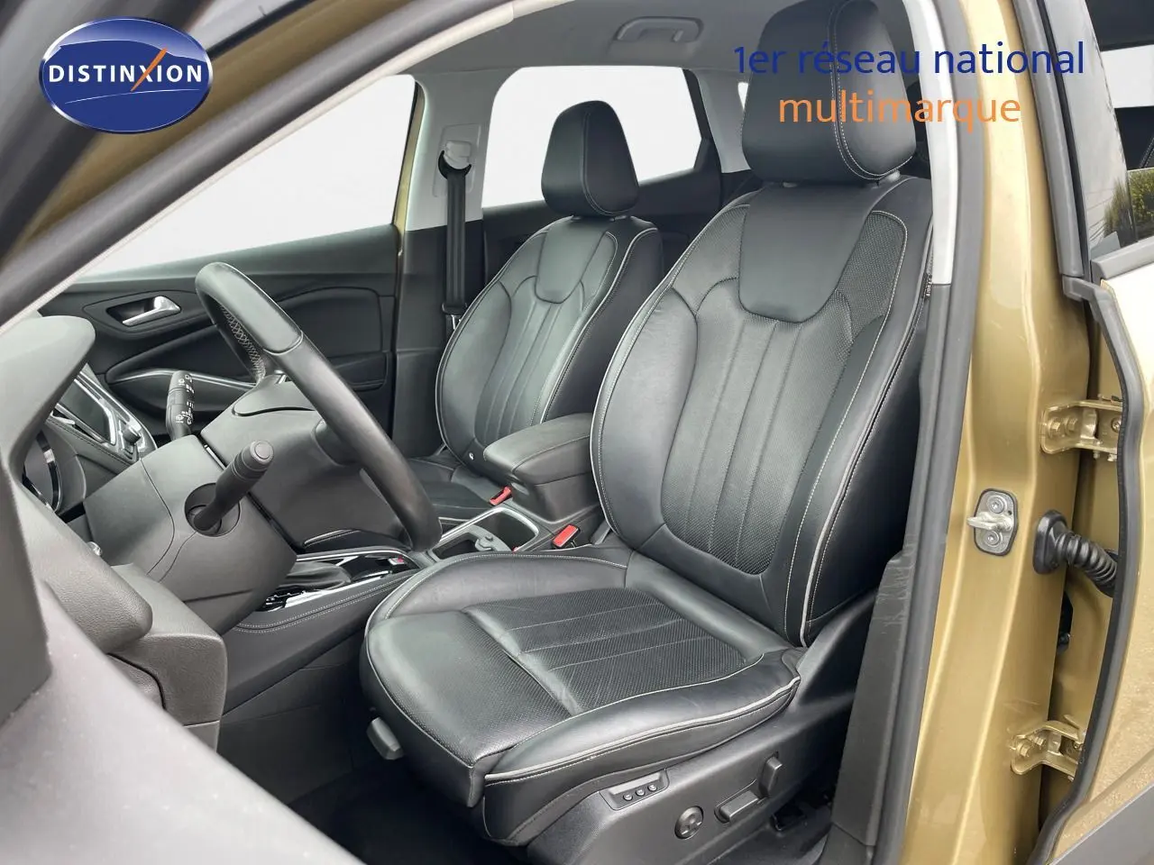 Vue intérieure côté conducteur de l'Opel Grandland X 2018 avec sièges cuir noir et portière couleur golden sunstone metal ouverte.