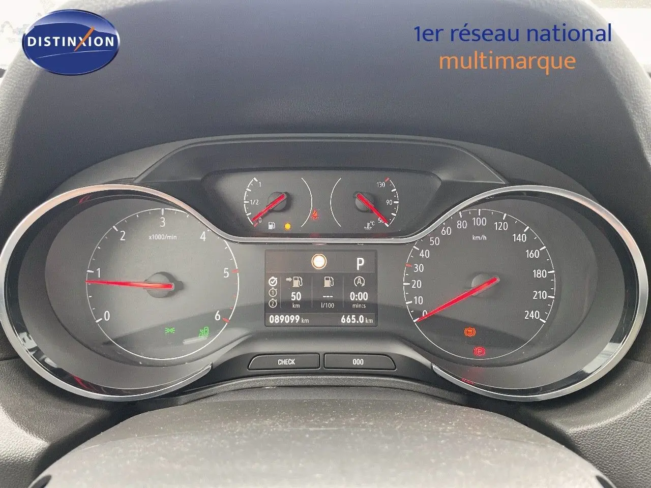 Vue rapprochée du tableau de bord de l'Opel Grandland X 2018, affichant les compteurs et l'écran digital.