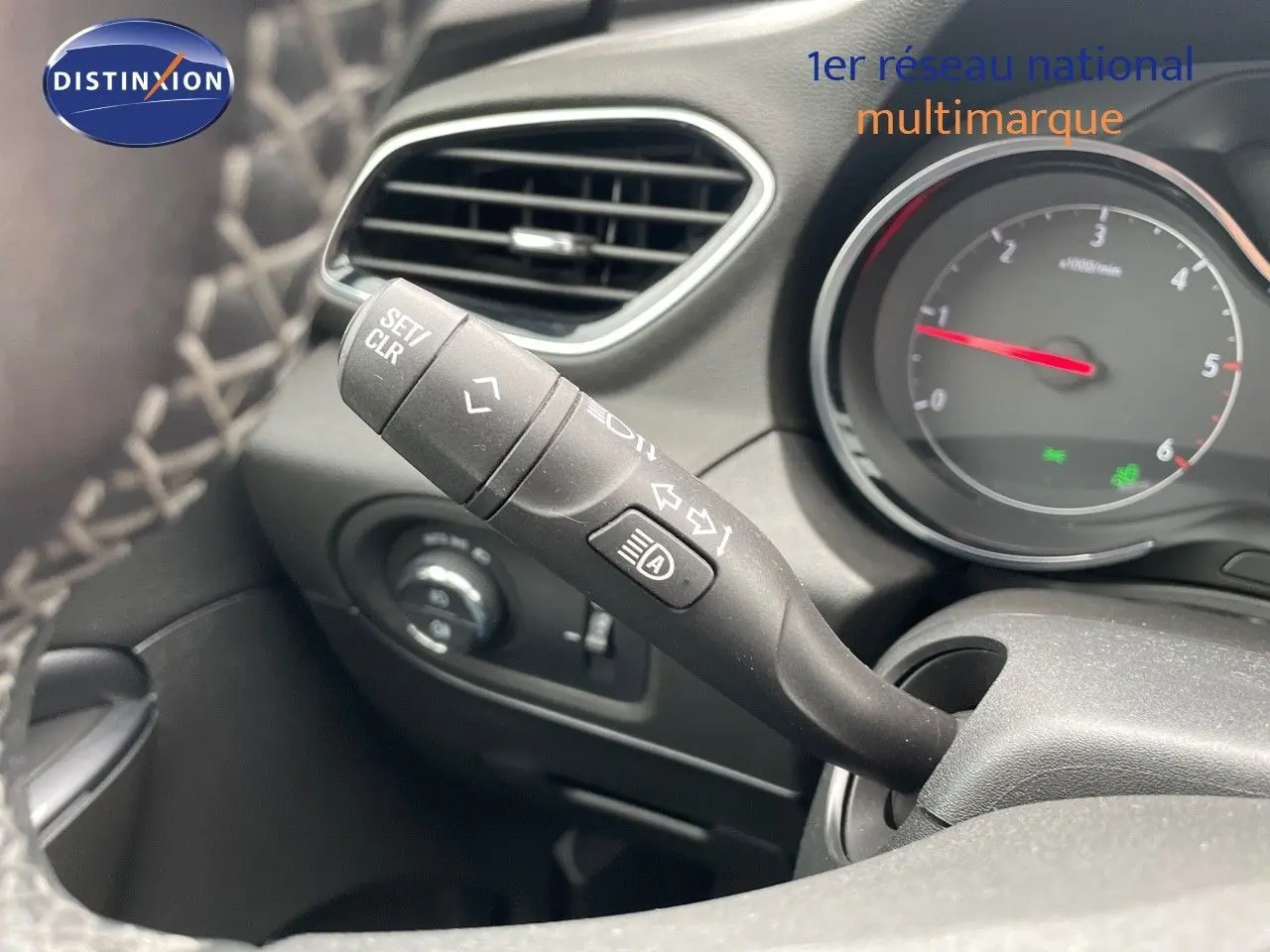 Gros plan sur la commande de clignotant à gauche du tableau de bord d'un Opel Grandland X 2018 couleur Golden Sunstone Metal.