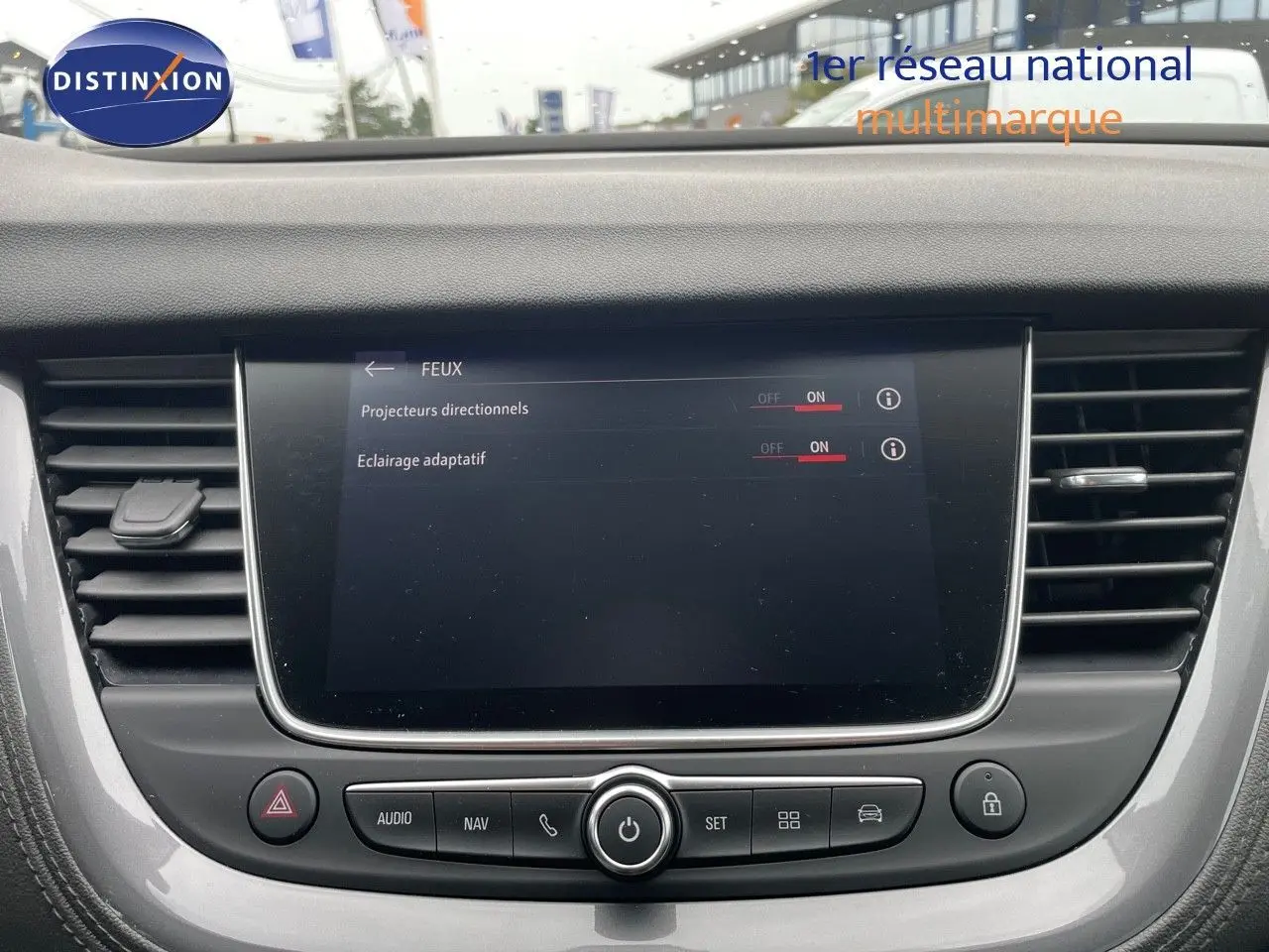 Écran central tactile du tableau de bord de l'Opel Grandland X avec réglages des phares adaptatifs visibles.