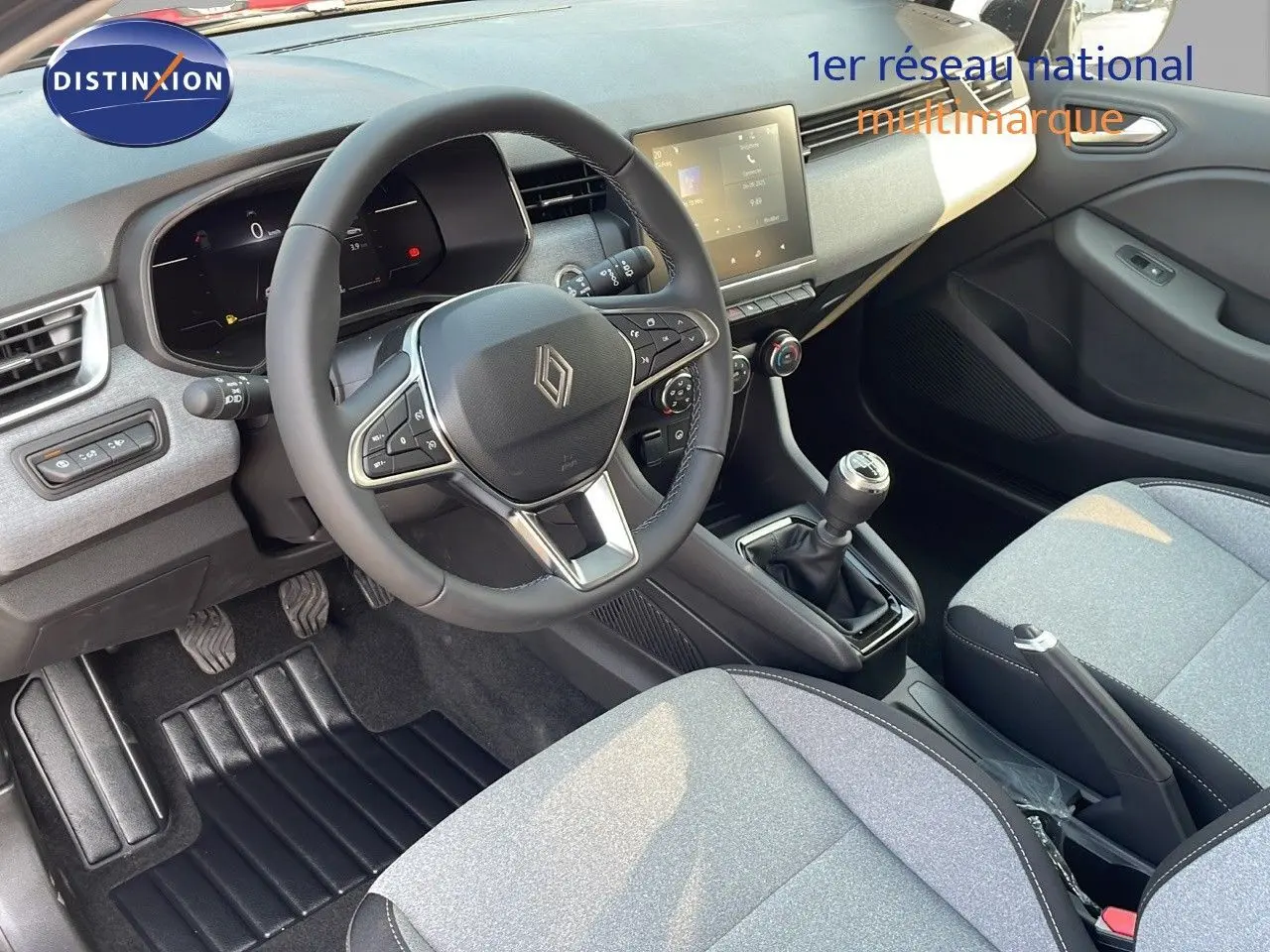 Vue intérieure côté conducteur de la Renault Clio 1.5 DCI 100ch Evolution 2025 avec volant multifonction et sellerie gris clair.