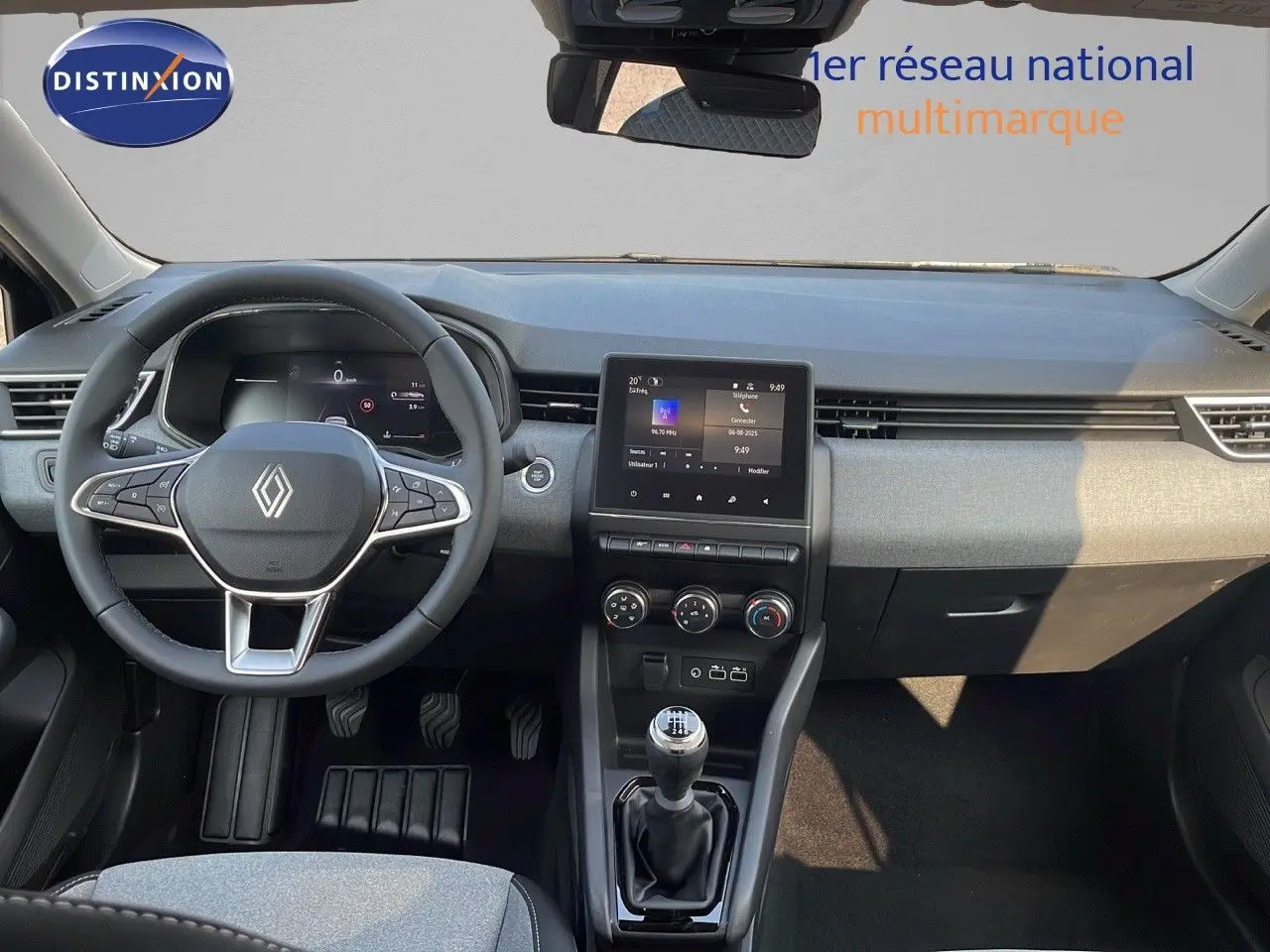 Vue intérieure avant de la Renault Clio 1.5 DCI 100ch Evolution 2025 avec tableau de bord moderne et levier de vitesse manuel.
