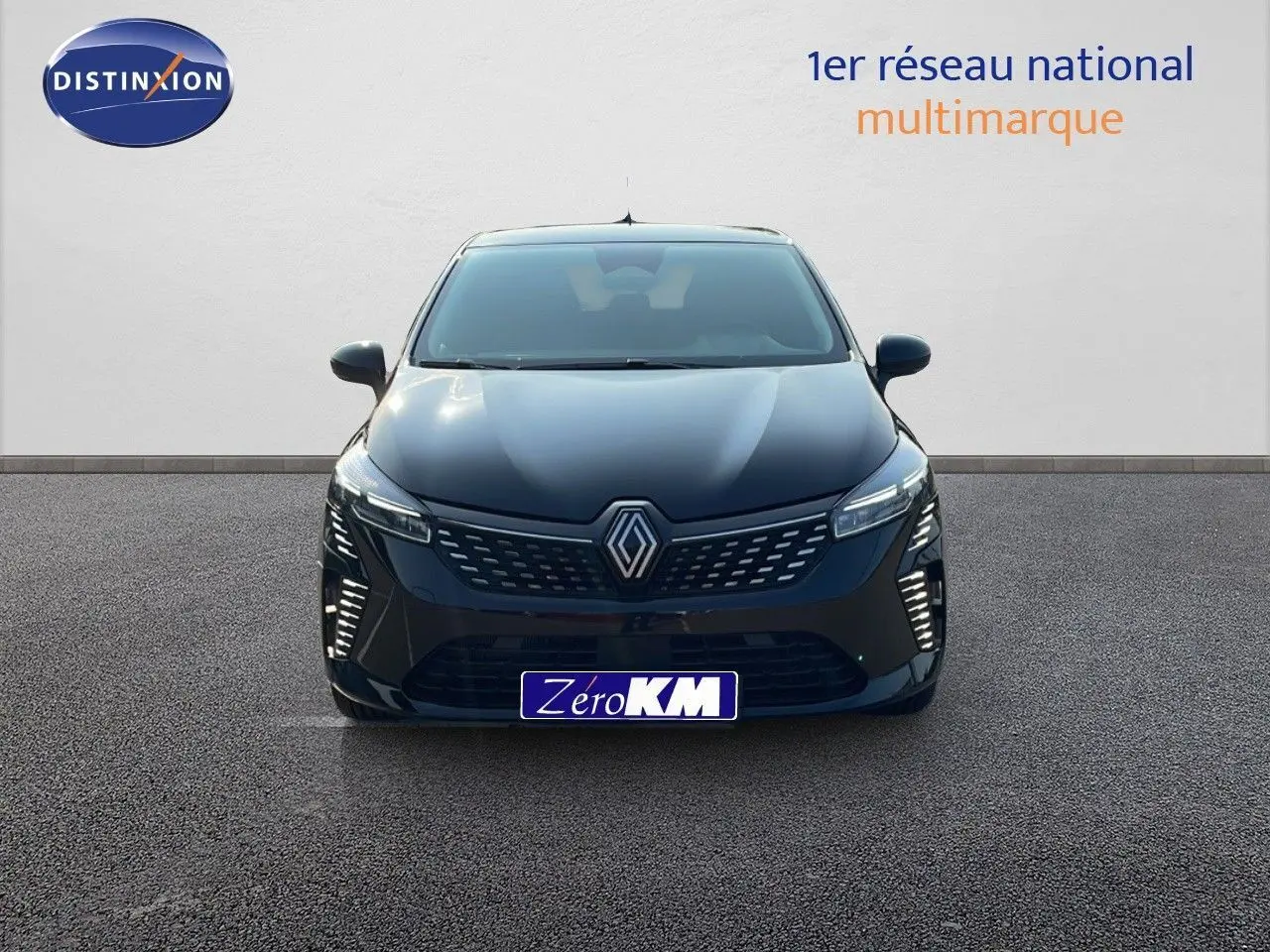 Vue de face d'une Renault Clio 1.5 DCI 100ch Evolution noire étoile métal avec feux LED allumés sur fond neutre.