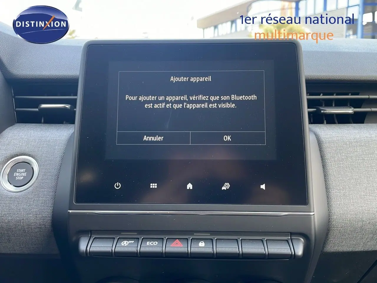 Vue rapprochée de l'écran tactile central et du tableau de bord d'une Renault Clio noire étoile métal 2025.