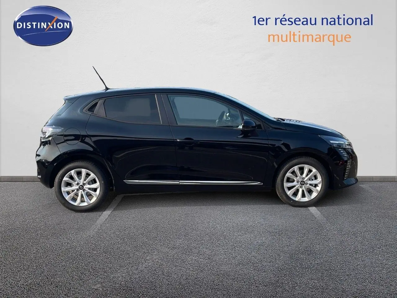Profil droit d'une Renault Clio 1.5 DCI 100ch Evolution noire étoile métal avec jantes alliage et vitres teintées.