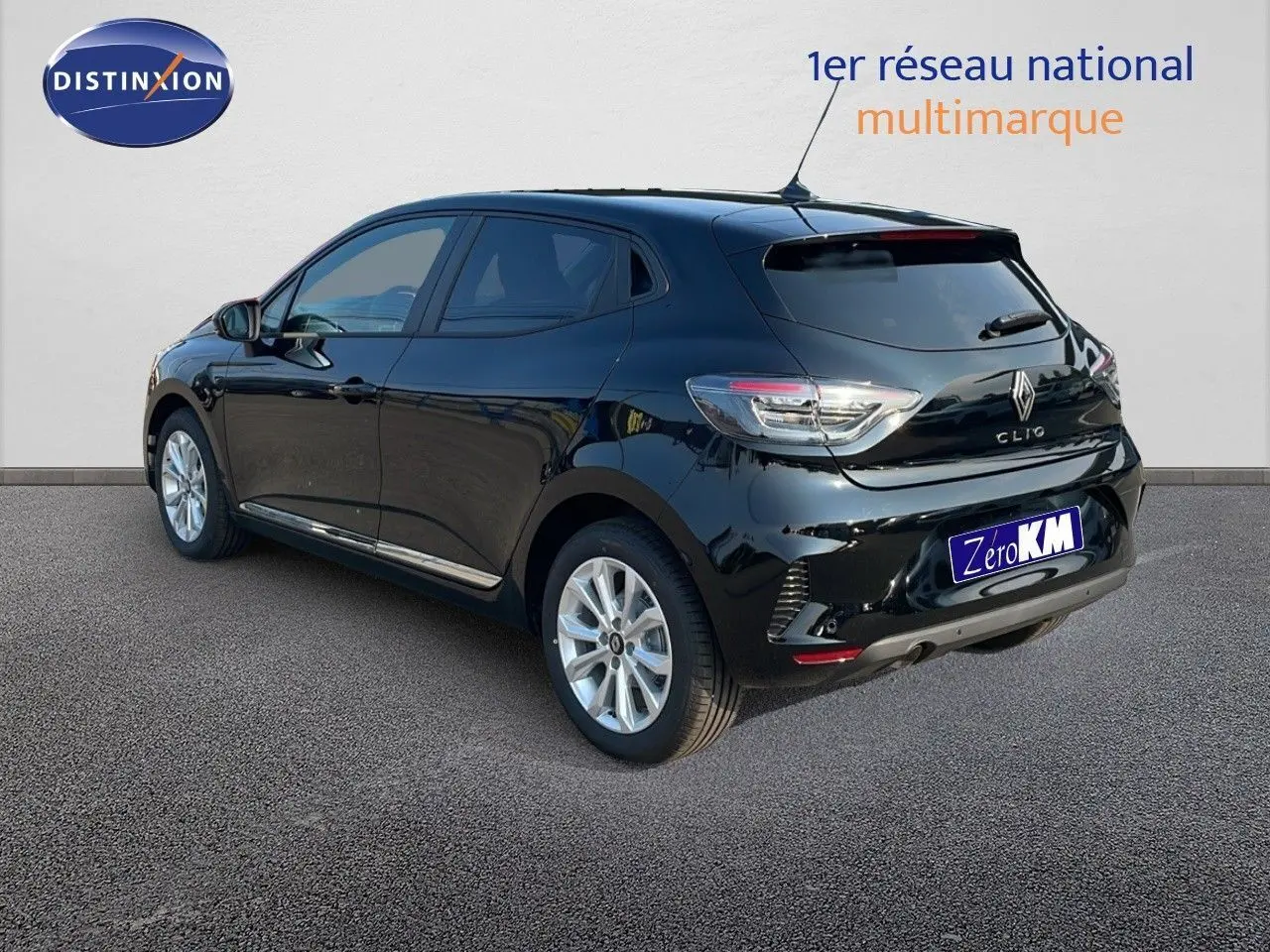 Vue 3/4 arrière droite d'une Renault Clio 1.5 DCI 100ch Evolution noire étoile métal avec feux LED et jantes alliage.