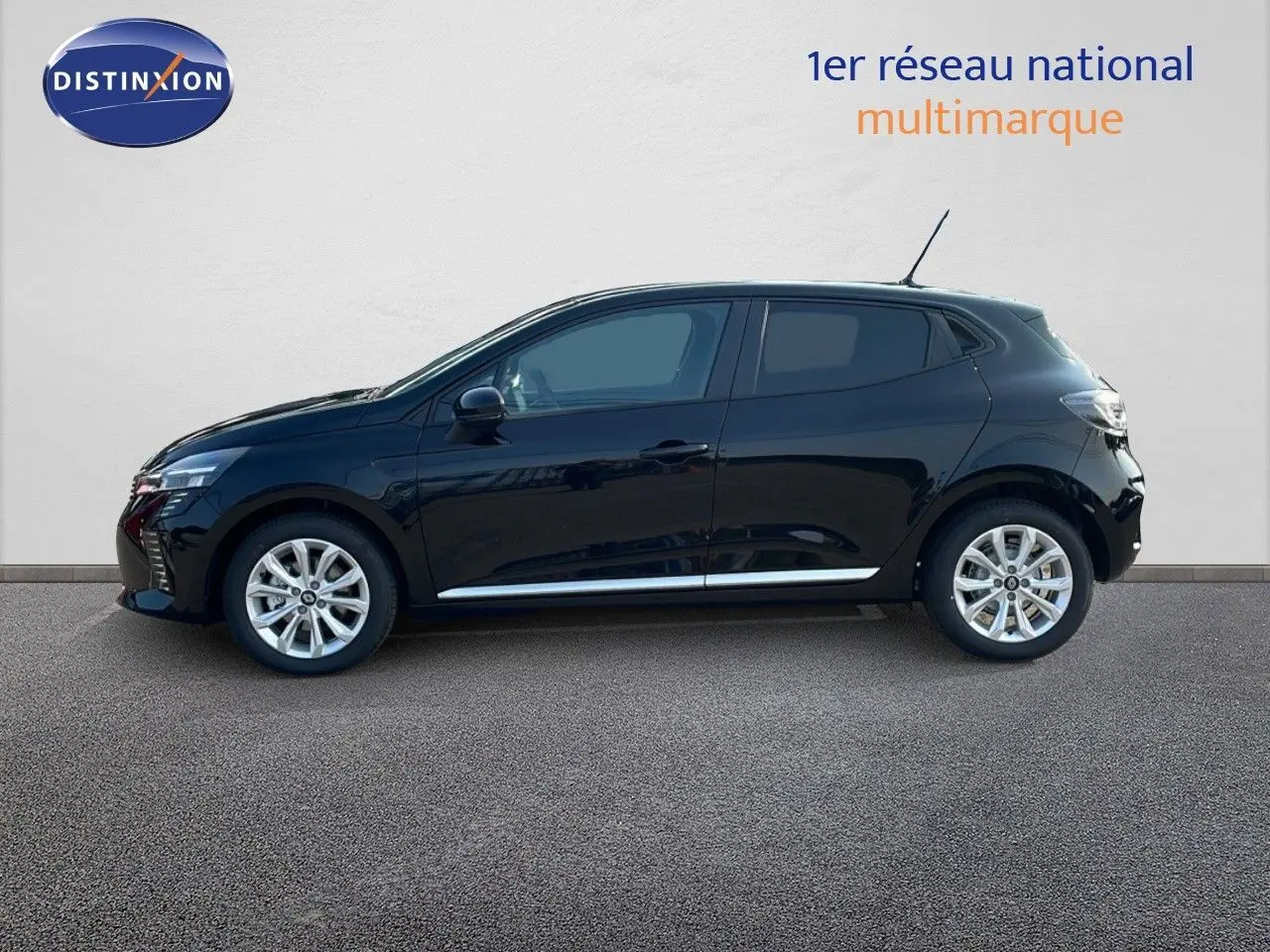 Profil côté gauche de la Renault Clio 1.5 DCI 100ch Evolution noire étoile métal avec jantes alliage argentées.