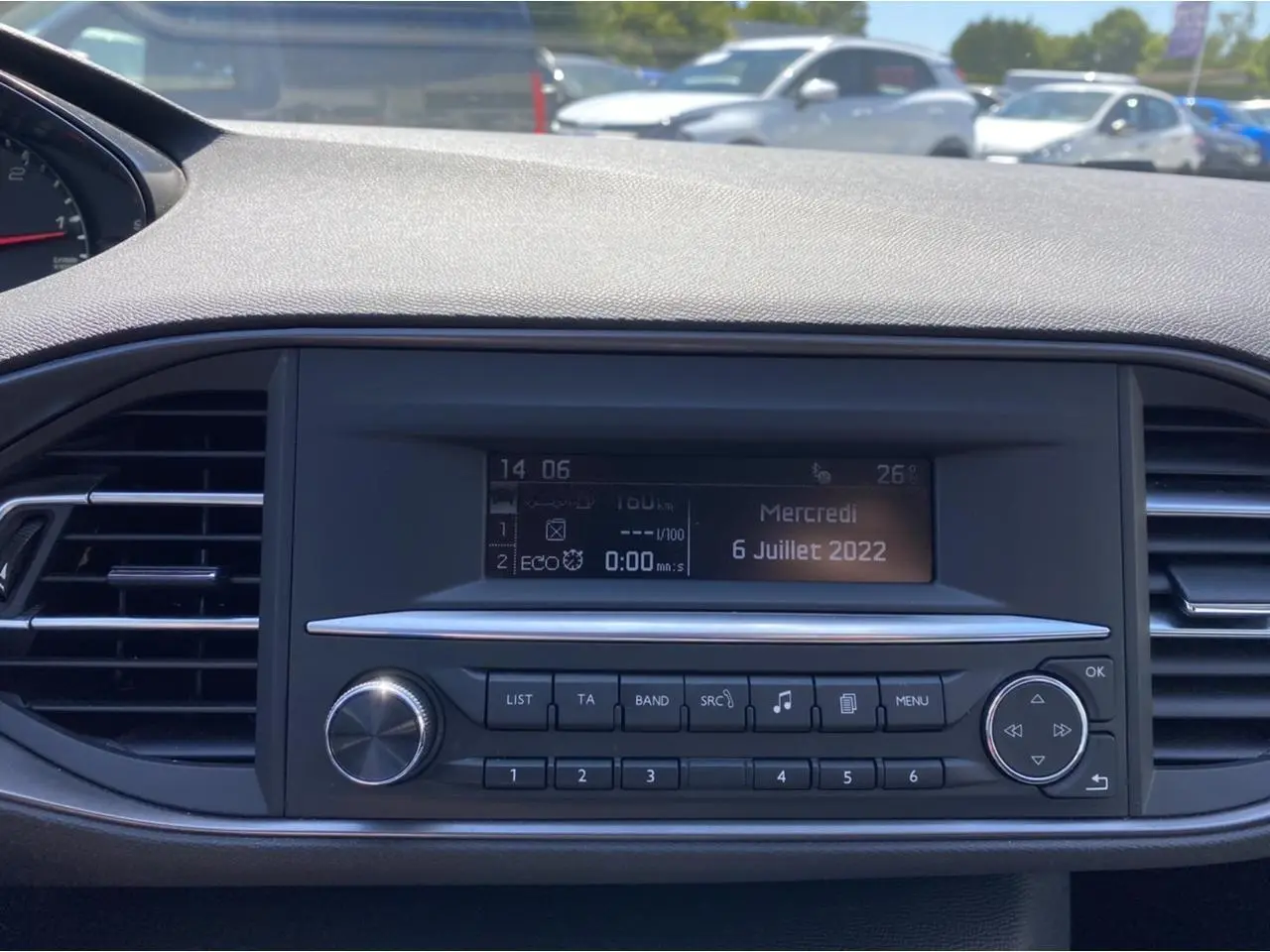 Vue rapprochée du tableau de bord noir de la Peugeot 308 SW 2017 avec écran central et commandes radio.