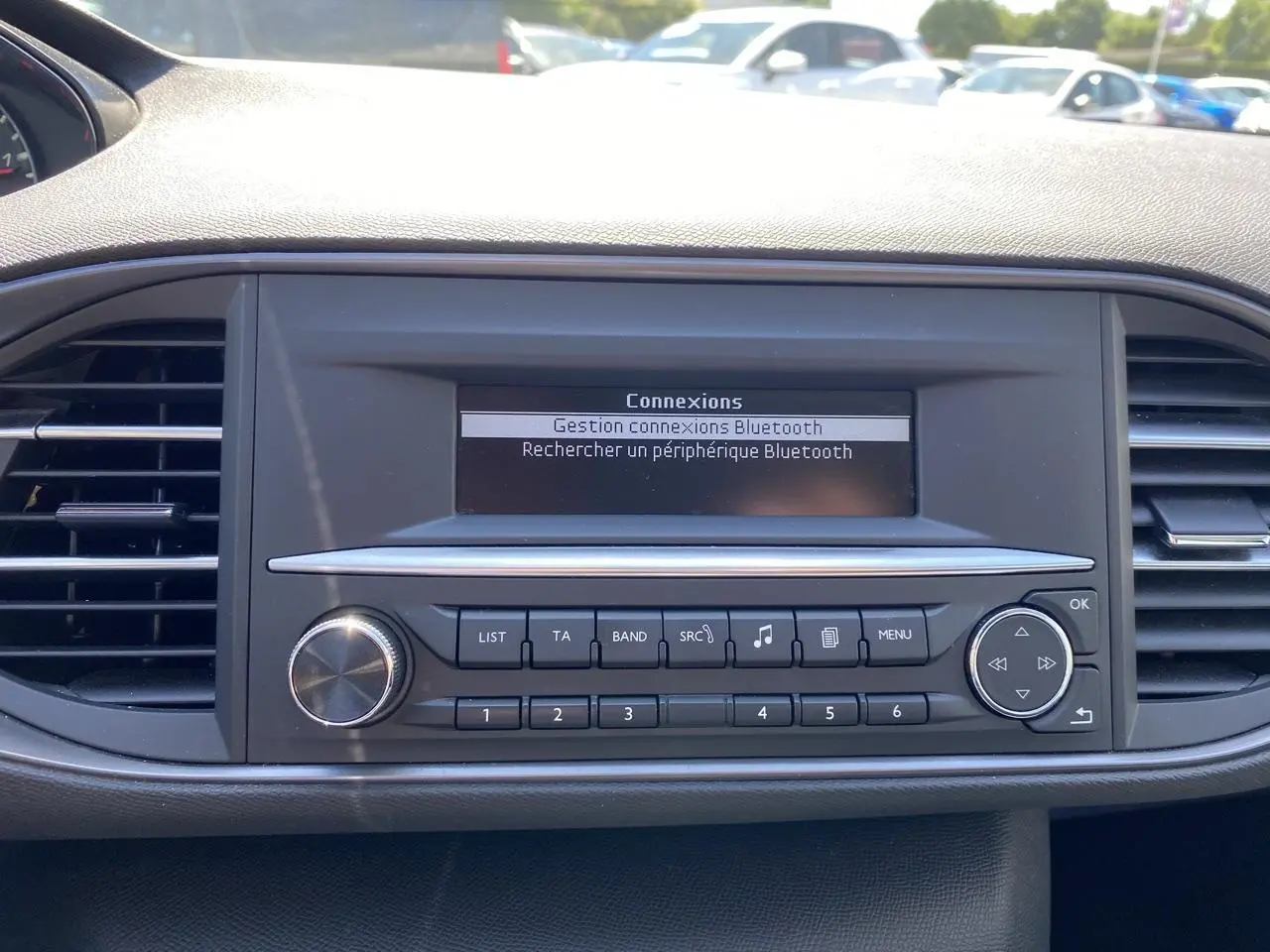 Tableau de bord de Peugeot 308 SW 2017 montrant l'écran central avec menu Bluetooth et commandes audio intégrées.