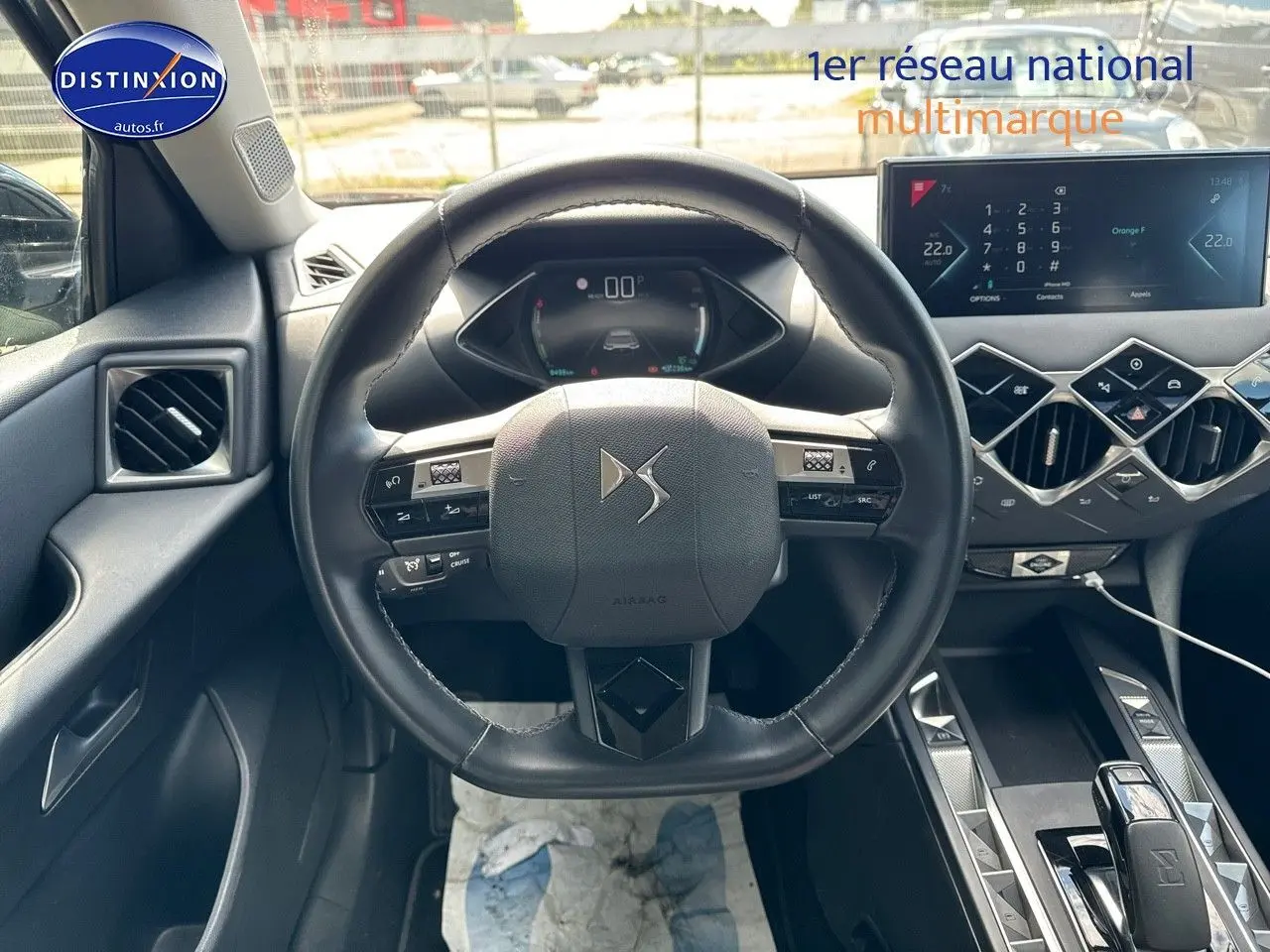 Vue intérieure du volant et tableau de bord du DS3 Crossback E-TENSE 2021 avec écran tactile et commandes intégrées.