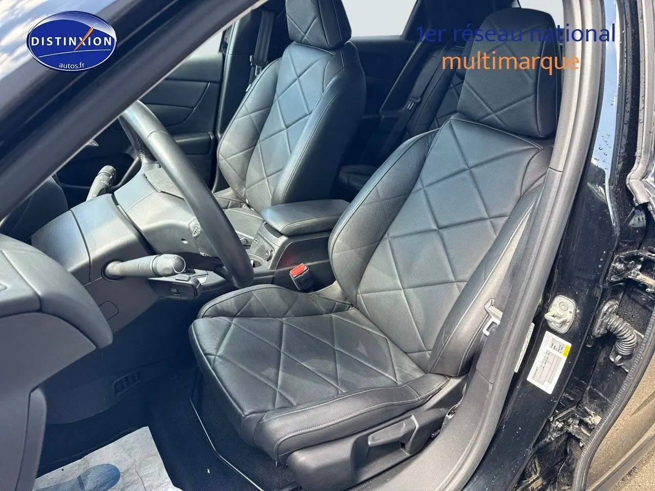 Vue intérieure côté conducteur du DS3 Crossback E-TENSE 2021 avec sièges cuir noir matelassé et volant visible.