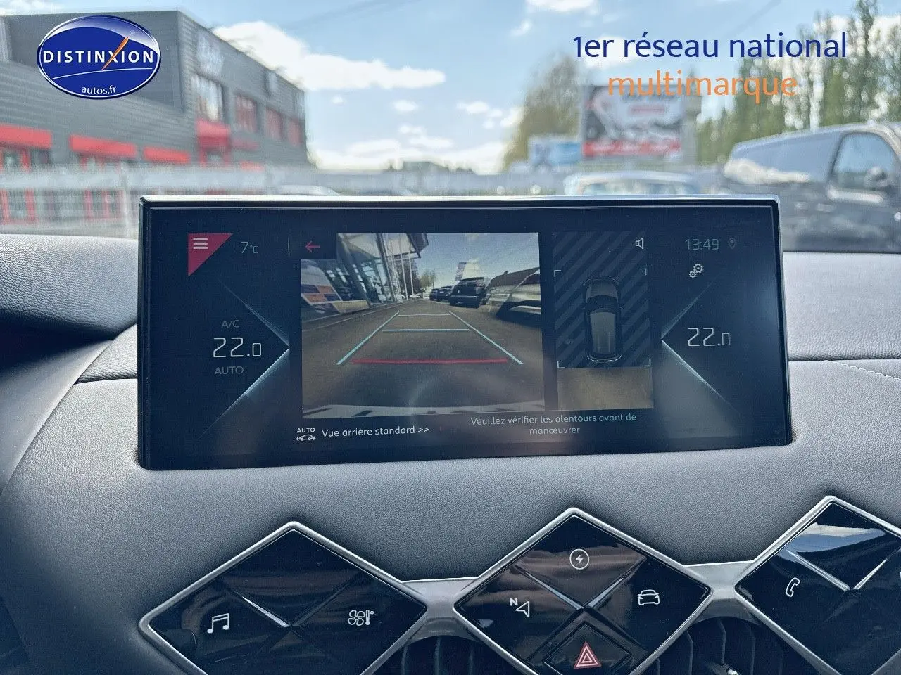 Écran central affichant la caméra de recul dans l'habitacle du DS3 Crossback E-TENSE noir métal.