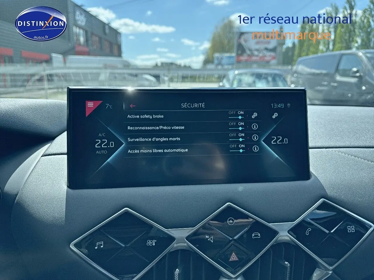 Écran tactile central affichant les réglages de sécurité dans l'habitacle d'une DS3 Crossback noir métal.