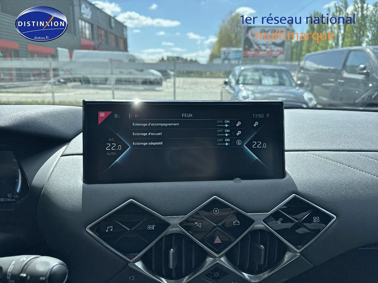 Écran tactile central et commandes en losange du tableau de bord du DS3 Crossback E-TENSE noir métal, vue intérieure avant.