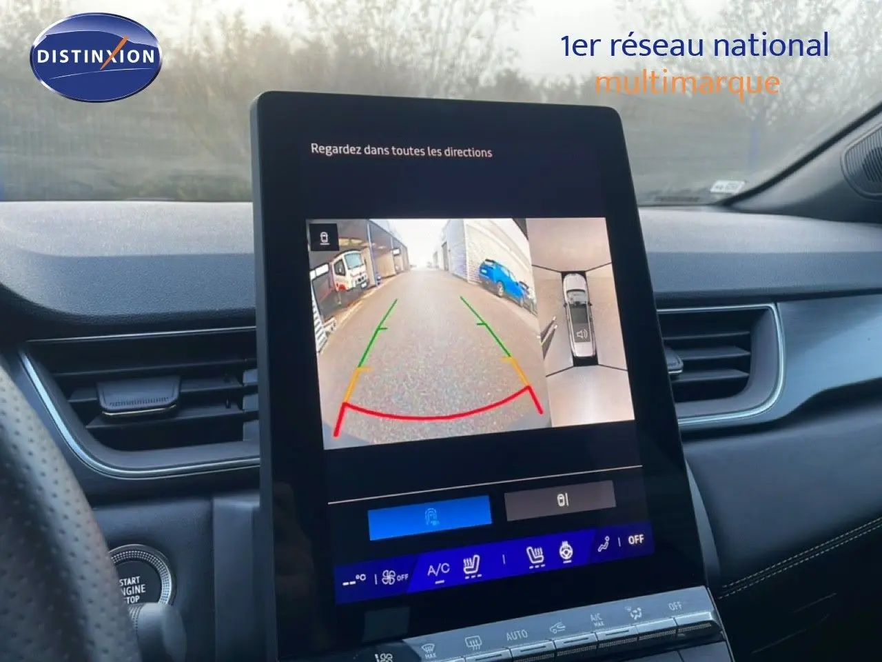 Écran central affichant la caméra de recul et vue à 360° dans un Renault Symbioz gris Cassiopée, intérieur noir.