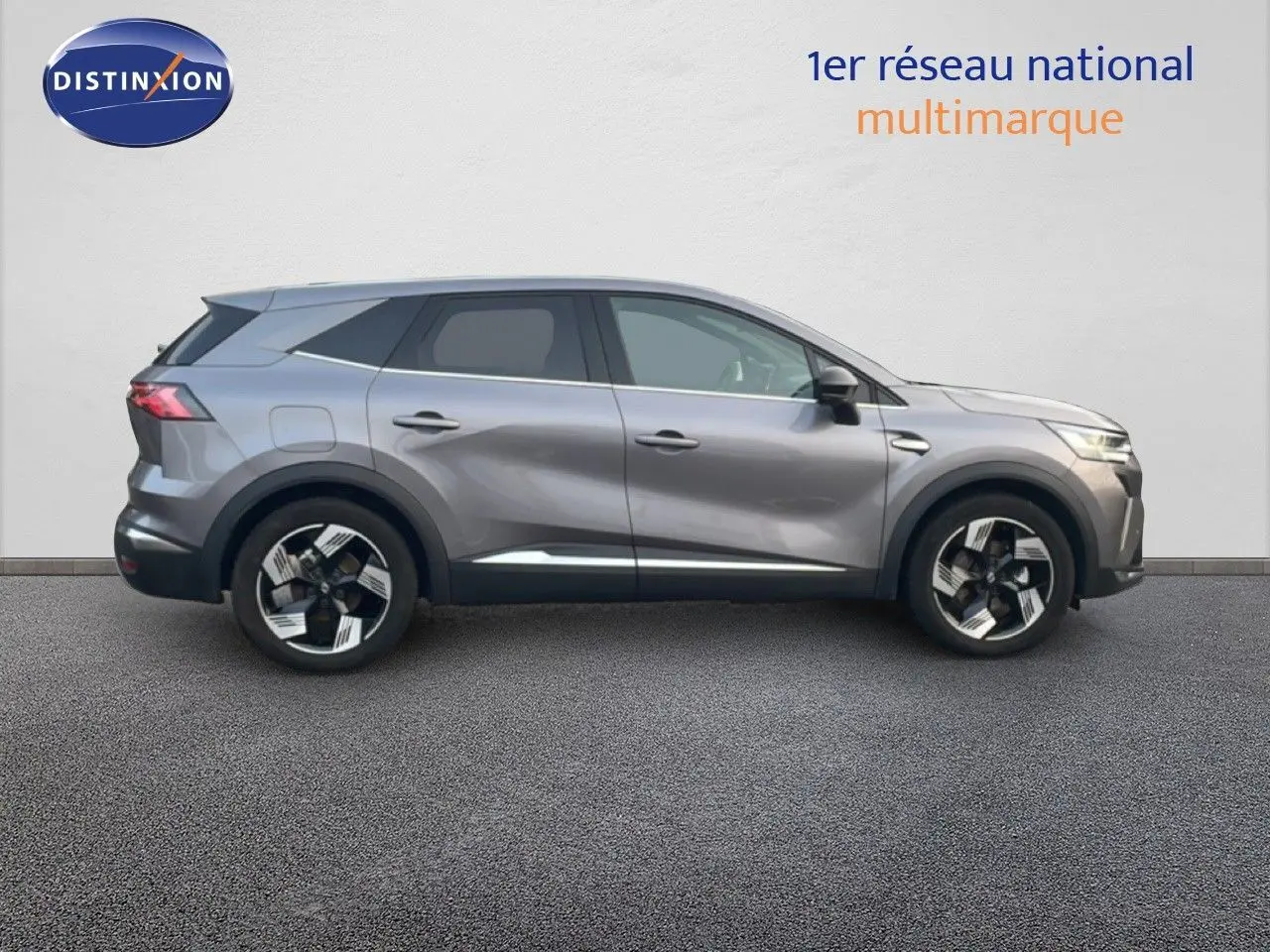 Profil droit du Renault Symbioz 2025 gris cassiopée métal avec jantes bicolores et lignes sculptées.