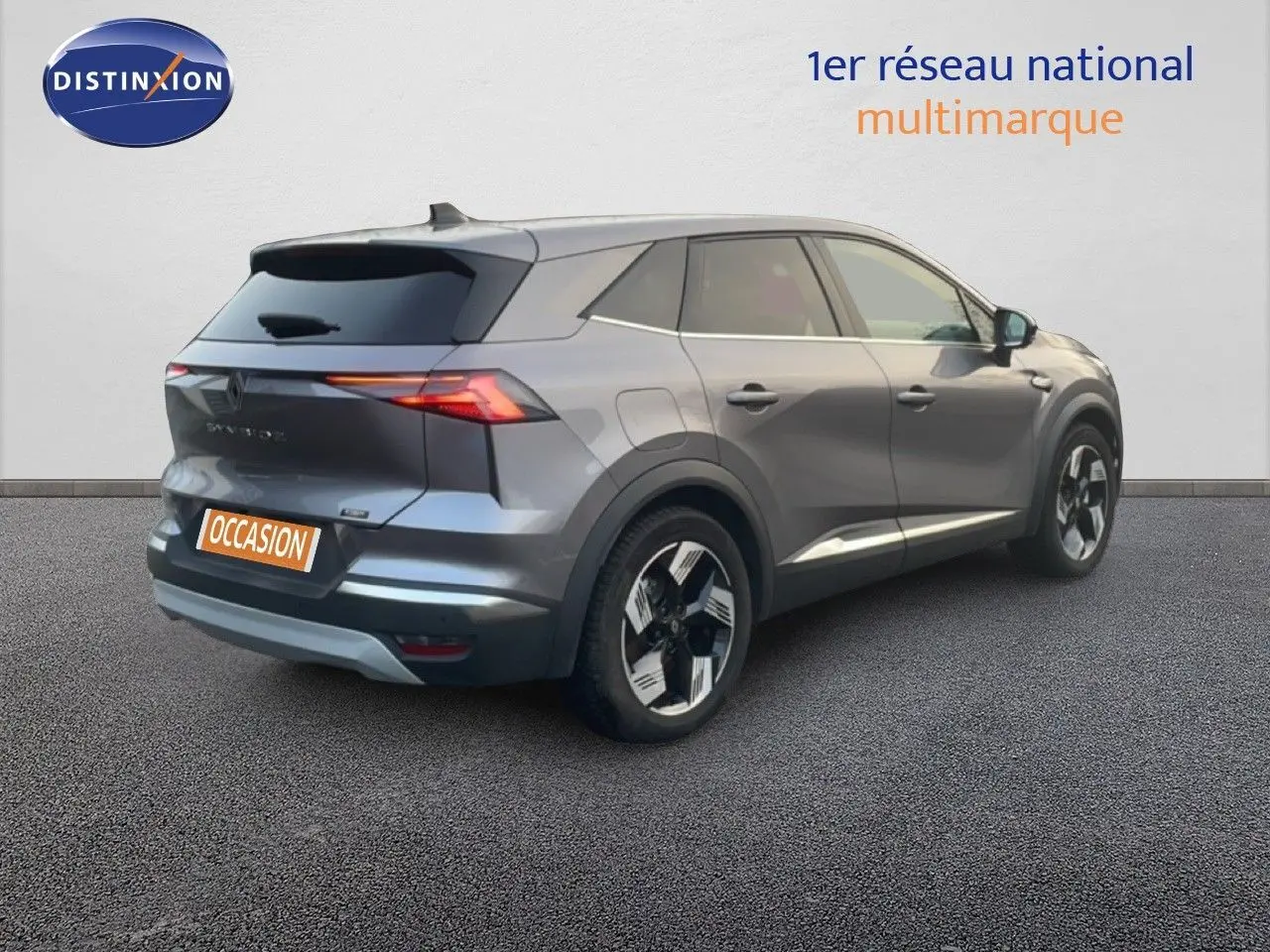 Vue 3/4 arrière droite d'une Renault Symbioz gris cassiopée métal avec feux arrière LED distinctifs.