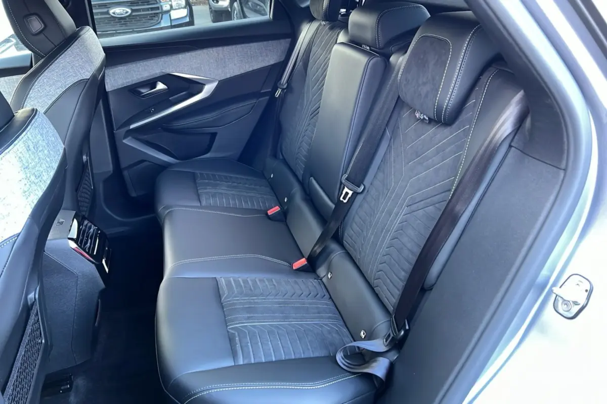 Vue intérieure côté droit sur la banquette arrière en cuir Alcantara gris du Peugeot 3008 Hybrid 145 GT 2025.