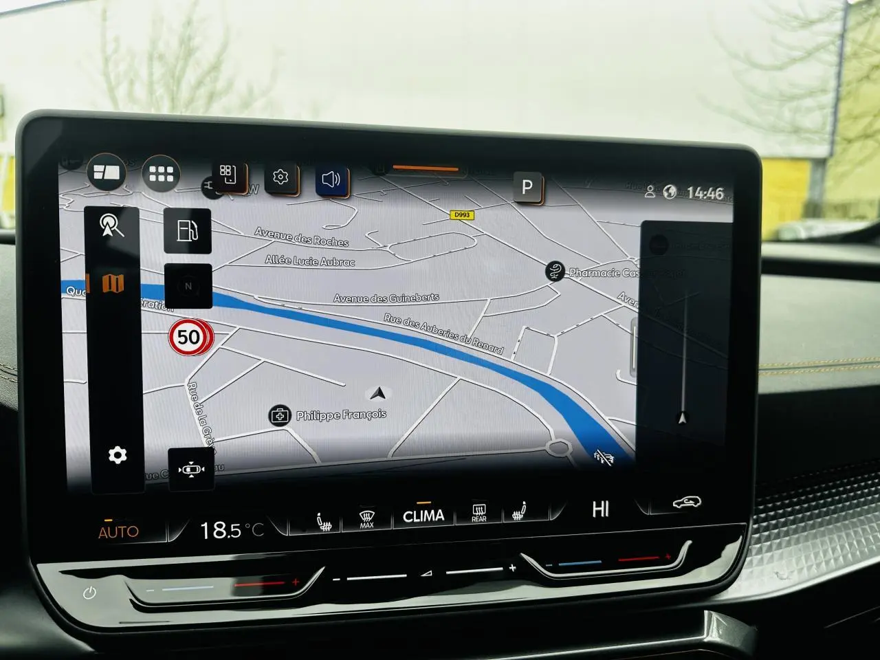 Vue rapprochée de l’écran tactile central du CUPRA Formentor 2025 gris, affichant la navigation GPS et la climatisation.