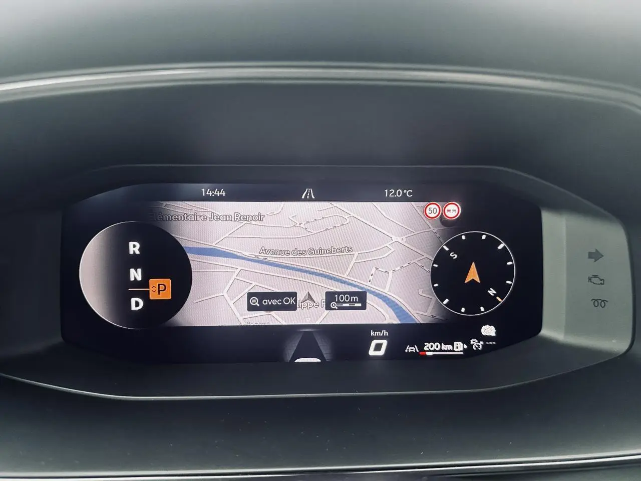 Combiné d'instruments digital du CUPRA Formentor 2.0 TDI 2025 affichant navigation et indicateurs, vue de face.