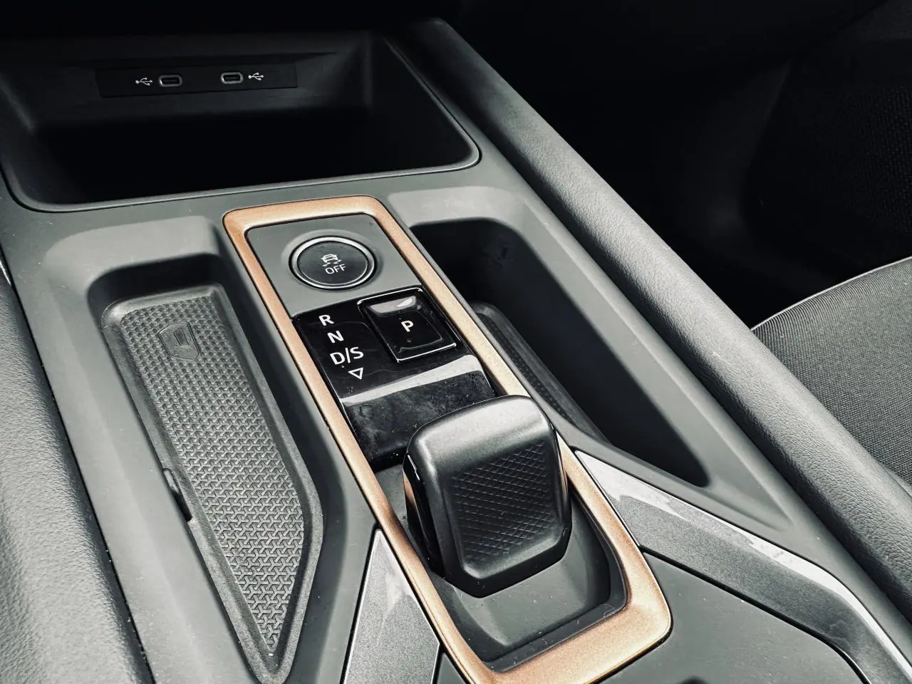 Gros plan sur la console centrale grise du CUPRA Formentor 2025 avec sélecteur de boîte automatique et cadre cuivré.