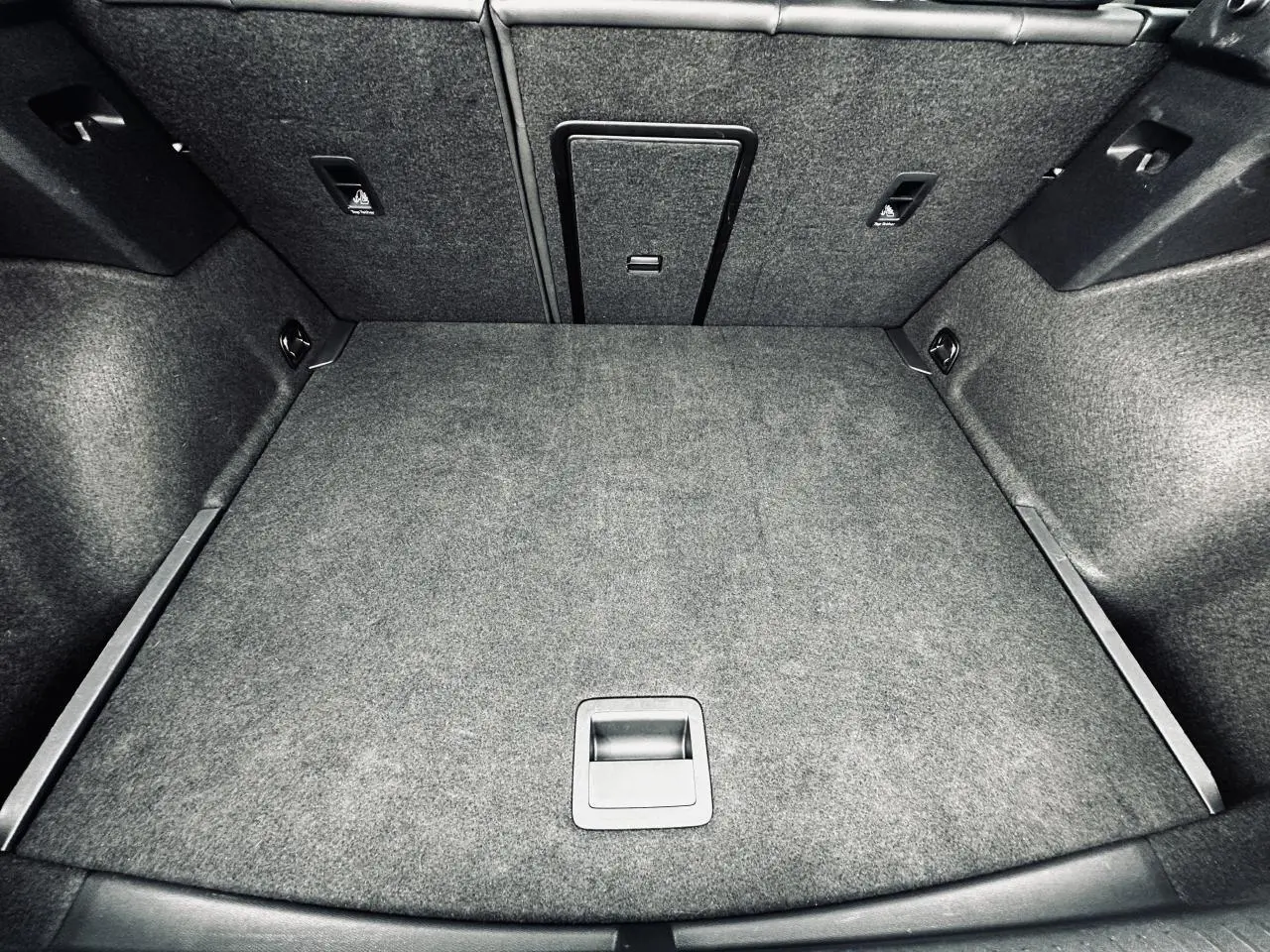 Coffre spacieux gris du CUPRA Formentor 2.0 TDI 2025, vue intérieure arrière avec banquette rabattable et trappe à skis.