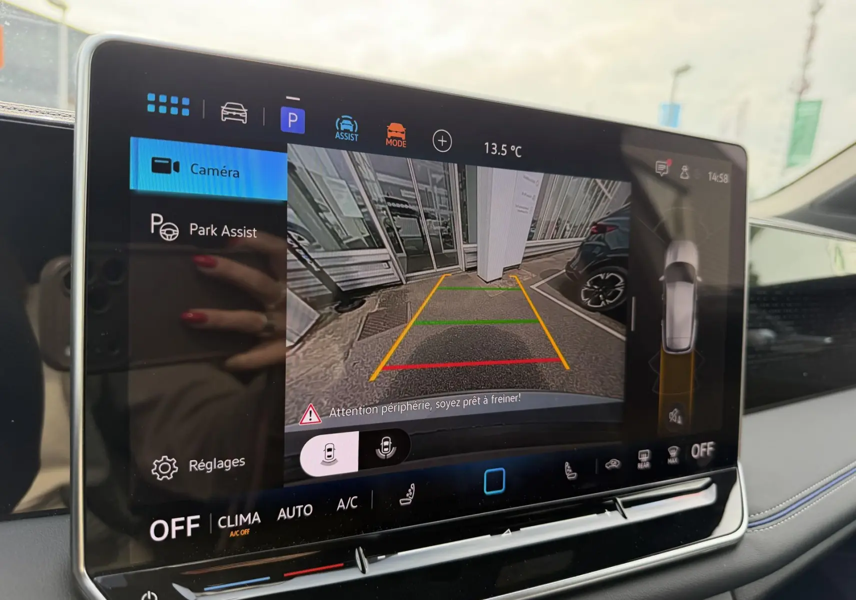 Écran tactile du système Park Assist du Volkswagen Tiguan 2025 montrant la caméra de recul en fonctionnement.