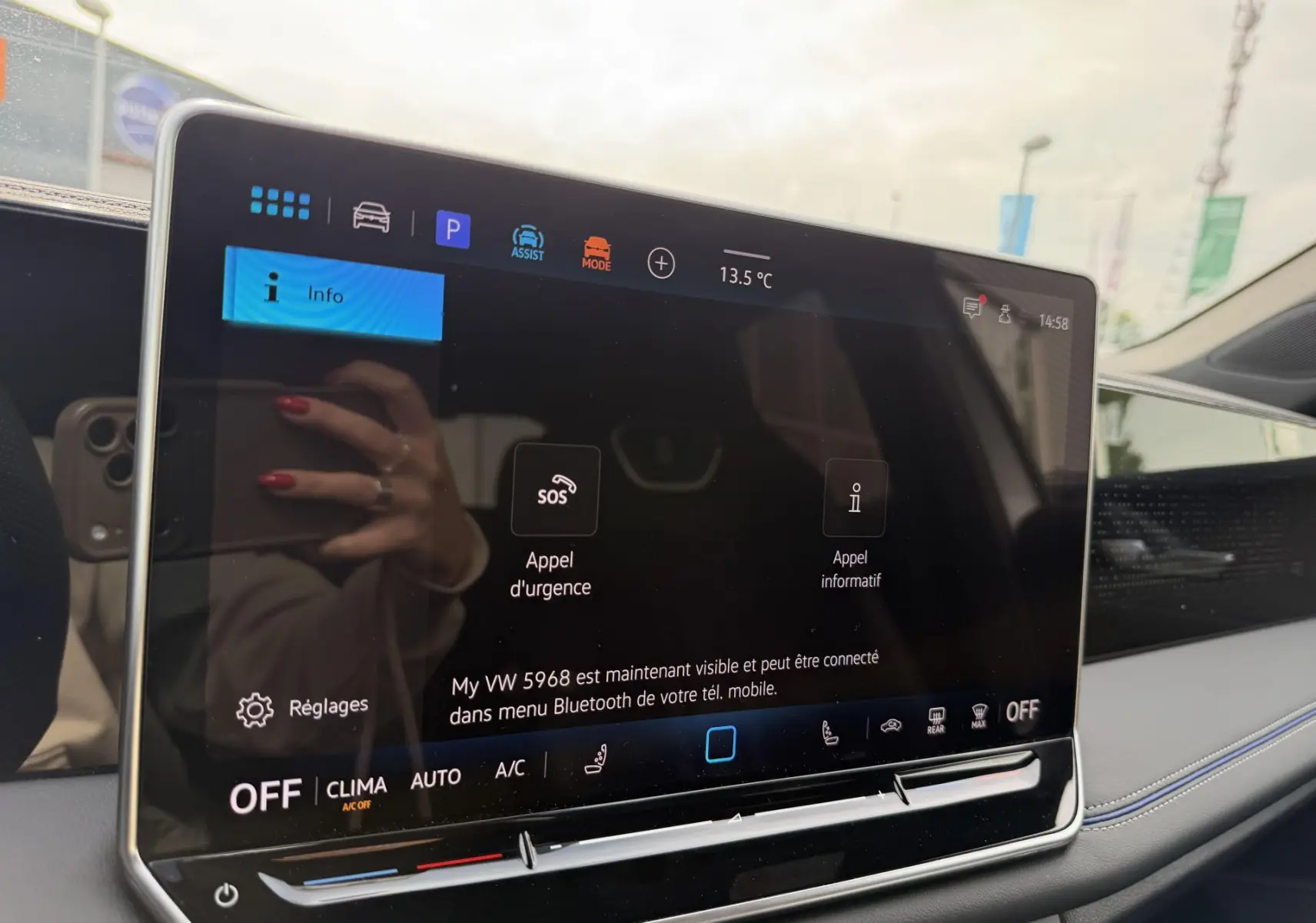 Écran tactile central du Volkswagen Tiguan 2025 affichant les options d'appel d'urgence et réglages, intérieur gris.