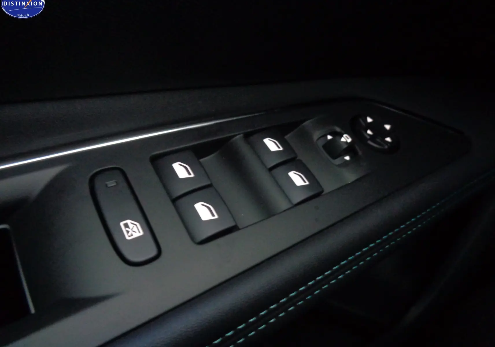 Gros plan sur les commandes de lève-vitres et réglage des rétroviseurs côté conducteur du Peugeot 3008 gris platinium 2023.