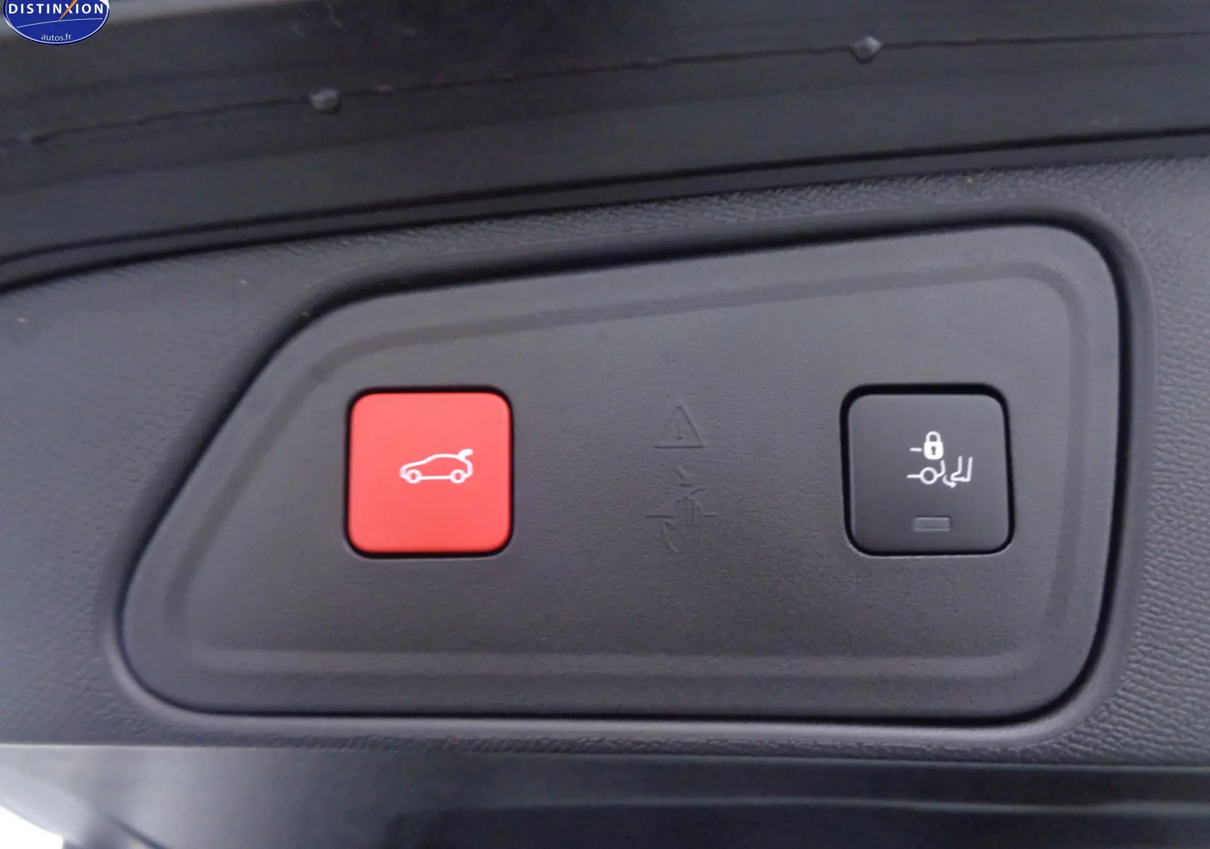 Gros plan sur les boutons d'ouverture et de verrouillage du hayon du Peugeot 3008 gris platinium 2023.