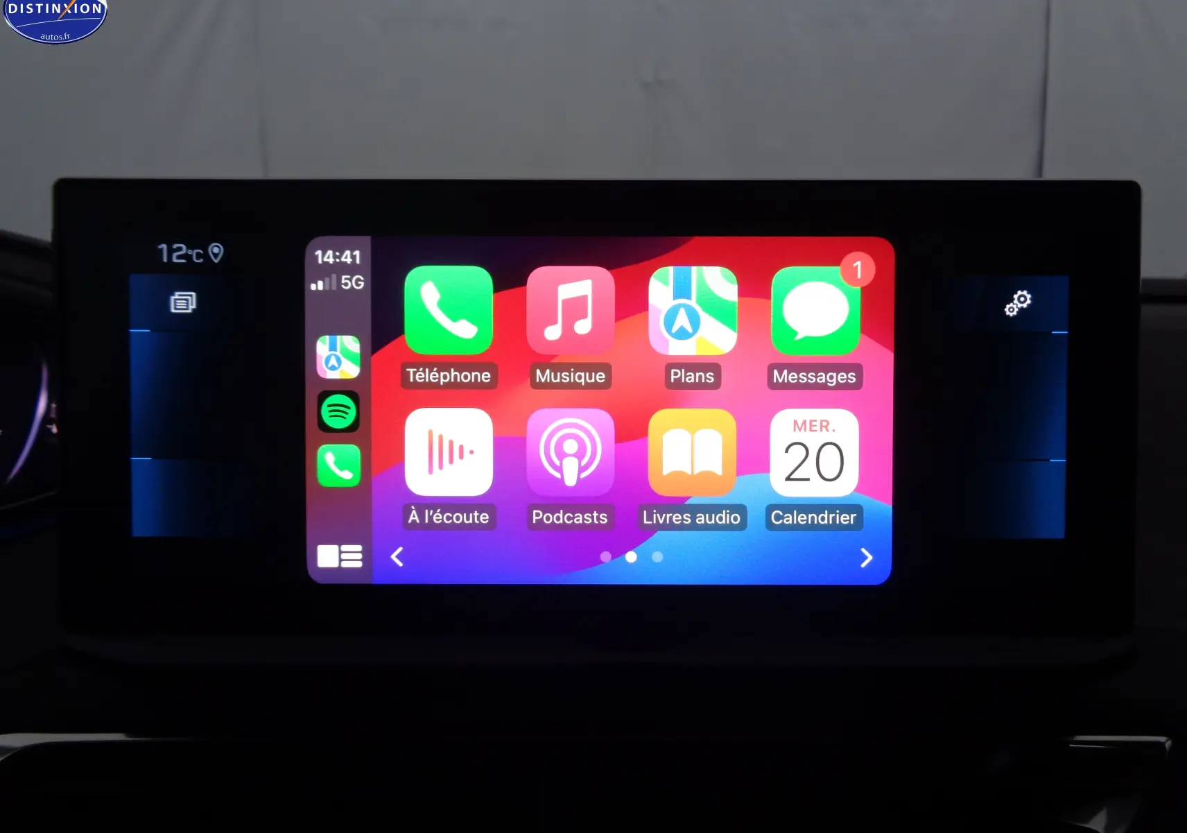 Écran tactile central affichant les applications Apple CarPlay dans un Peugeot 3008 gris platinium, vue intérieure.