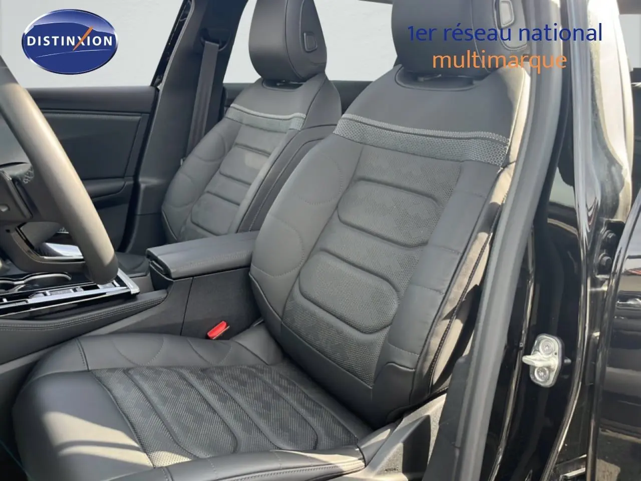 Intérieur de la Citroën C5 X 2023, vue côté conducteur, sièges en cuir noir et détails modernes visibles.