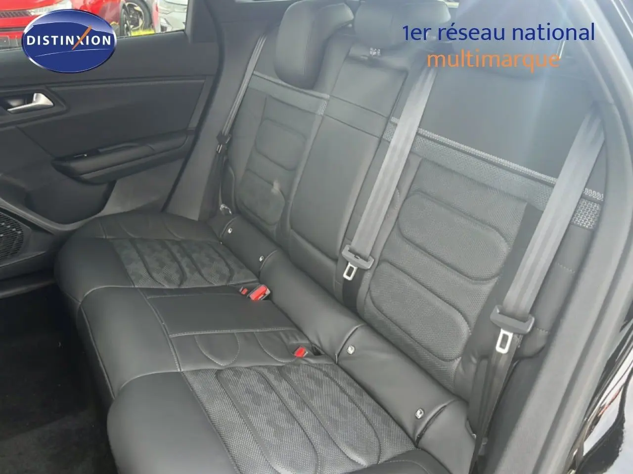 Vue intérieure du siège arrière en cuir noir du Citroën C5 X 2023, avec ceintures de sécurité visibles.