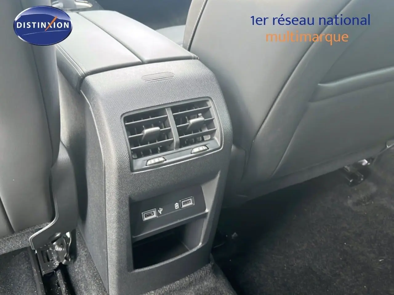 Vue rapprochée de la console arrière noire du Citroën C5 X 2023 avec bouches d’aération et ports USB.