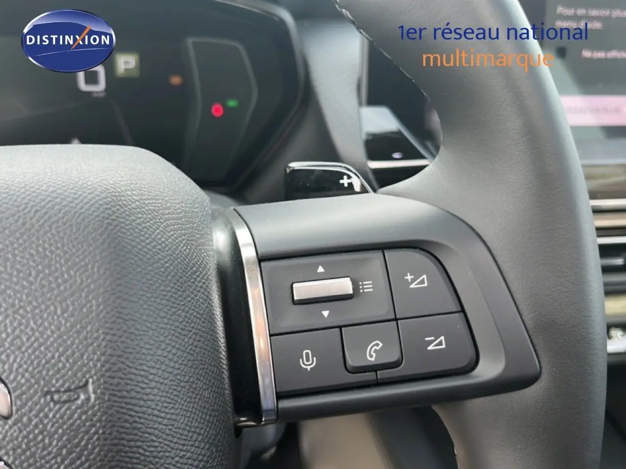 Gros plan sur les commandes au volant à droite du Citroën C5 X noir métal 2023, avec palettes de changement de vitesse visibles.