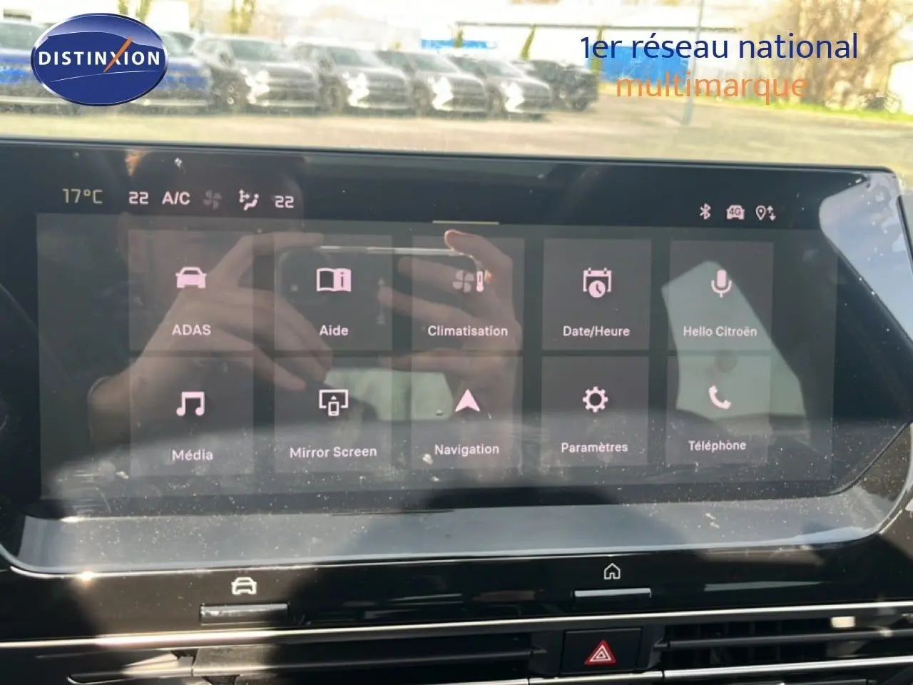 Écran tactile central de la Citroën C5 X noir métal 2023 affichant le menu principal des fonctions connectées.